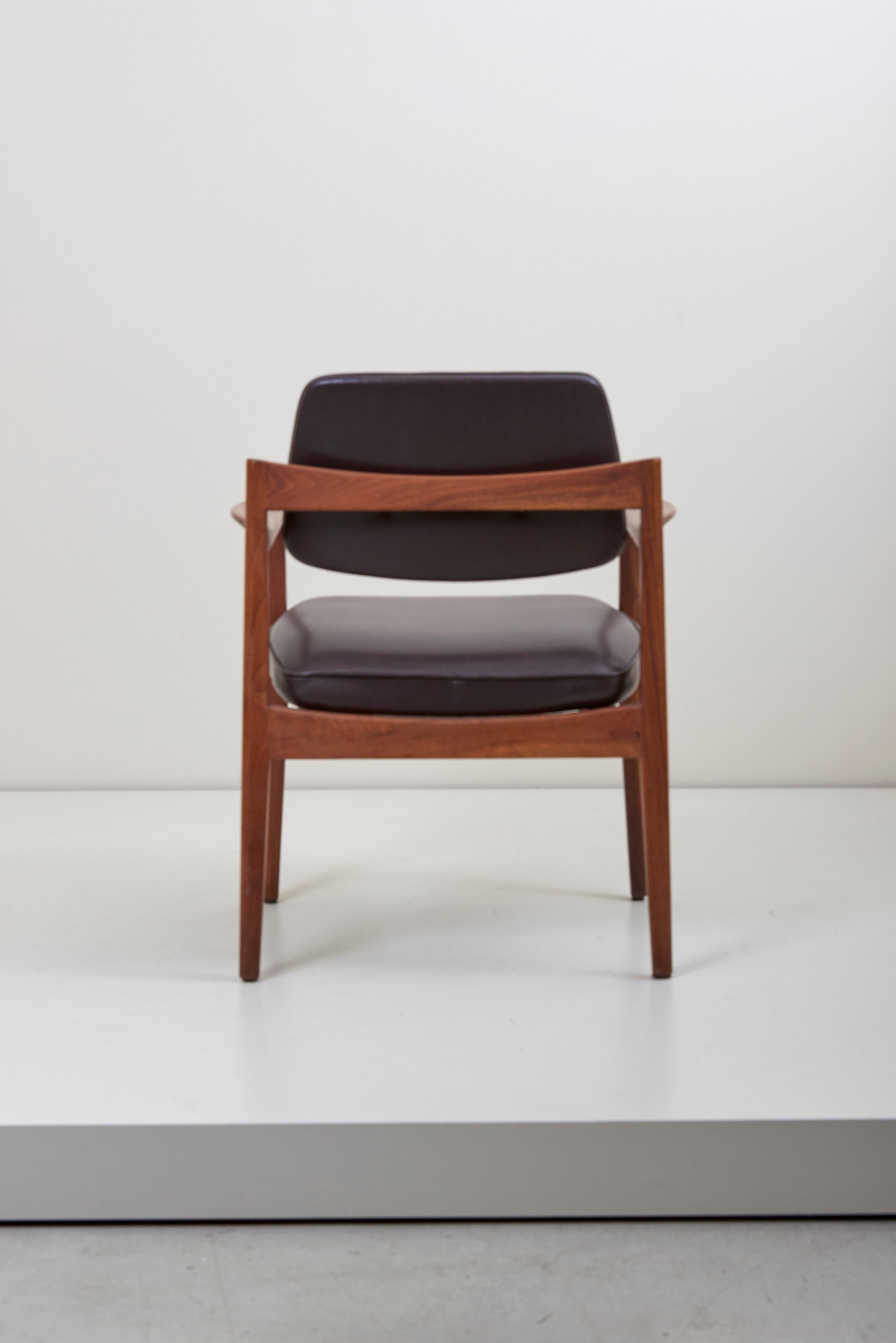 Jens Risom Armchair in Walnut and Leather by Jens Risom Inc. In Excellent Condition In Berlin, DE
