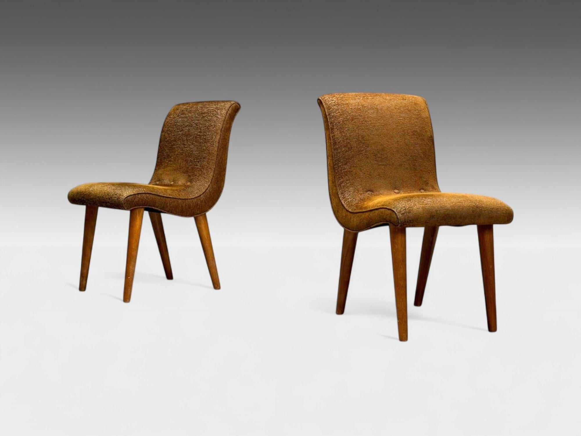 Jens Risom attr., Knoll, Mid-Century Modern, Side Chairs, Walnut, Fabric, USA, 1940s

Pair of upholstered 'Vostra' slipper lounge chairs attributed to Jens Risom and produced by Knoll in the United States circa 1940s. Each example features a unique