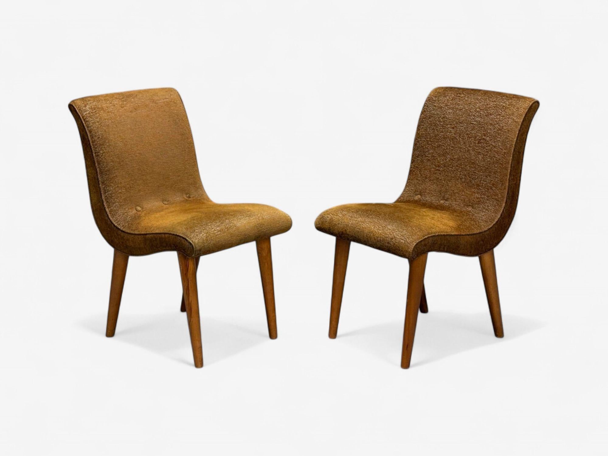 Jens Risom attr., Mid-Century Modern, Side Chairs, Walnut, Fabric, USA, 1940s im Zustand „Gut“ im Angebot in Manhasset, NY