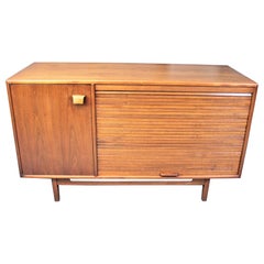 Credenza moderna de mediados de siglo Jens Risom de nogal con puerta de persiana