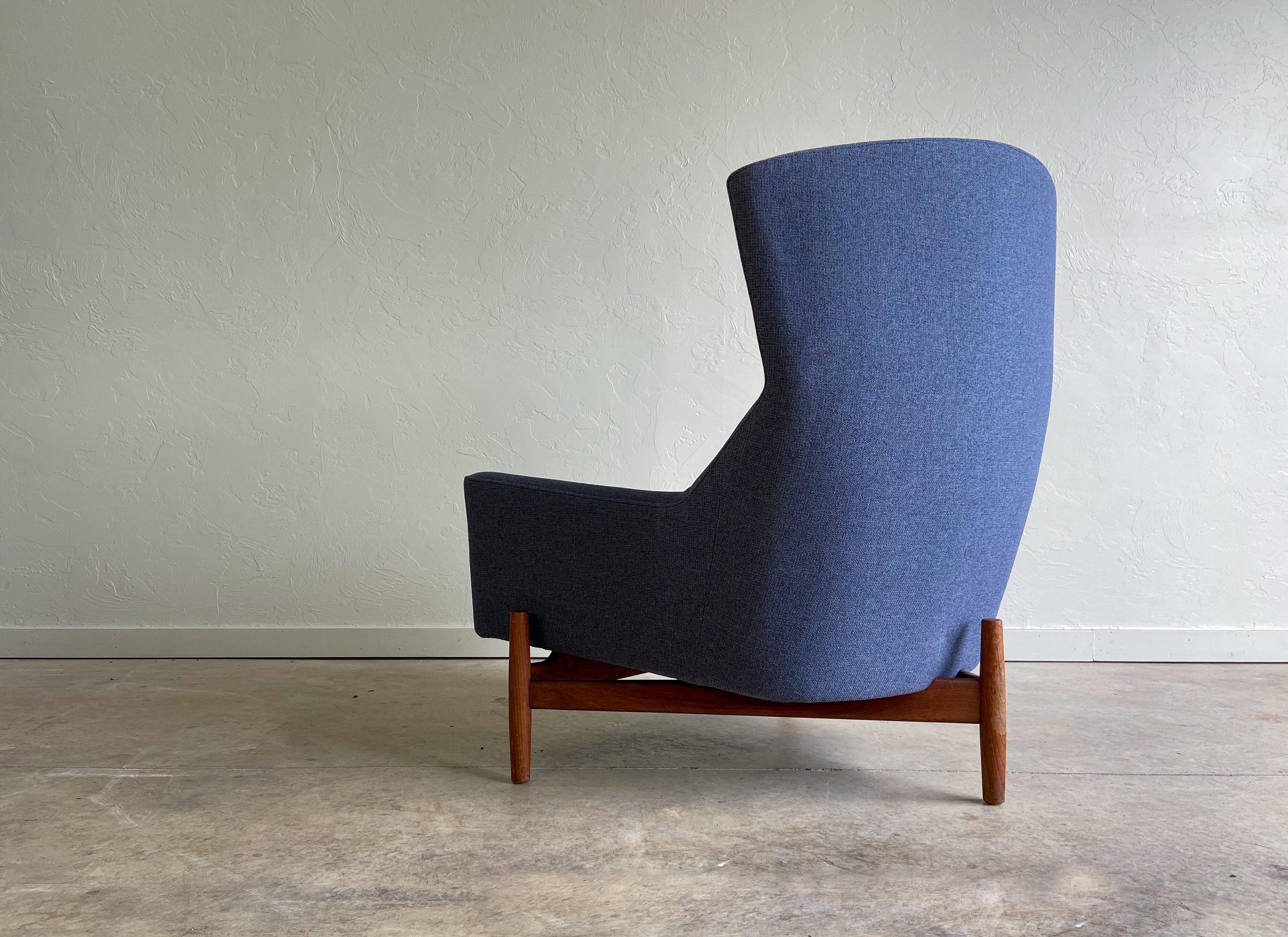 A rare lounge chair designed by Jens Risom for Jens Risom Design Inc. Nicknamed the “Big Chair” for obvious reasons. This chair makes a bold statement in any room with its large scale and amazing comfort.