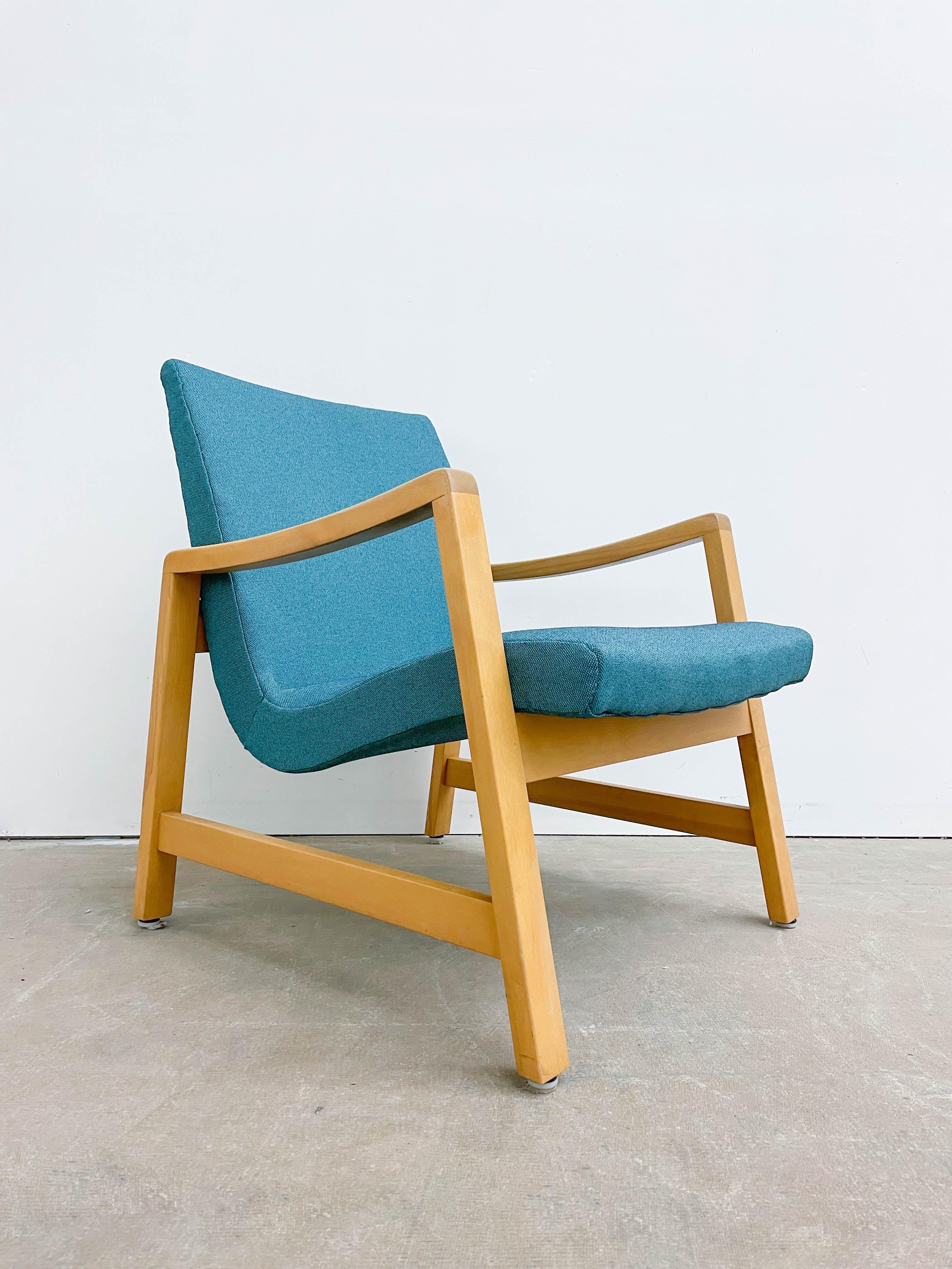 This is a beautiful upholstered armchair designed by Jens Risom for HG Knoll & Associates in the 1940s. It is one of the early, iconic chairs that ushered in a period of incredible mid-century modern design. The solid Birch frame cradles a foam