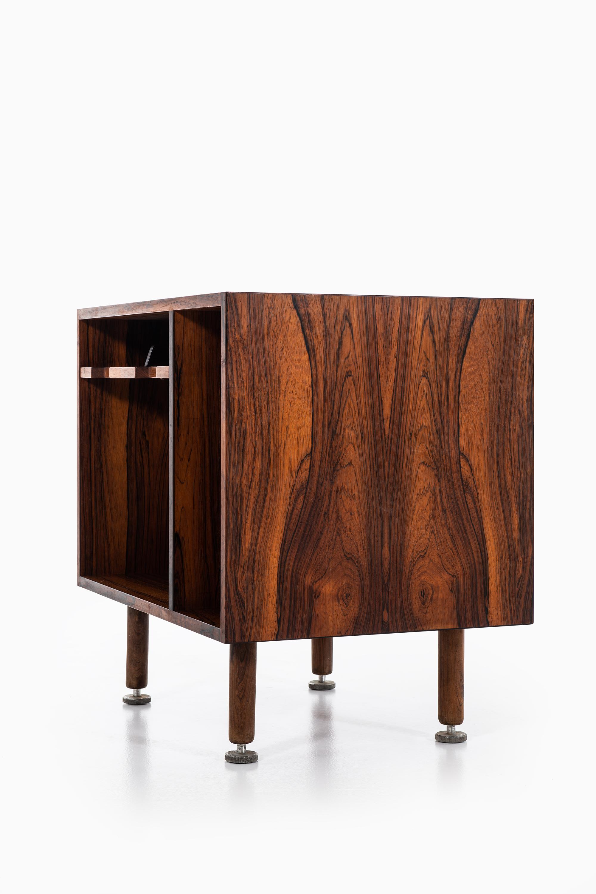 Jens Risom Cabinet in Rosewood Produced by Gutenberghus in Denmark In Good Condition For Sale In Limhamn, Skåne län