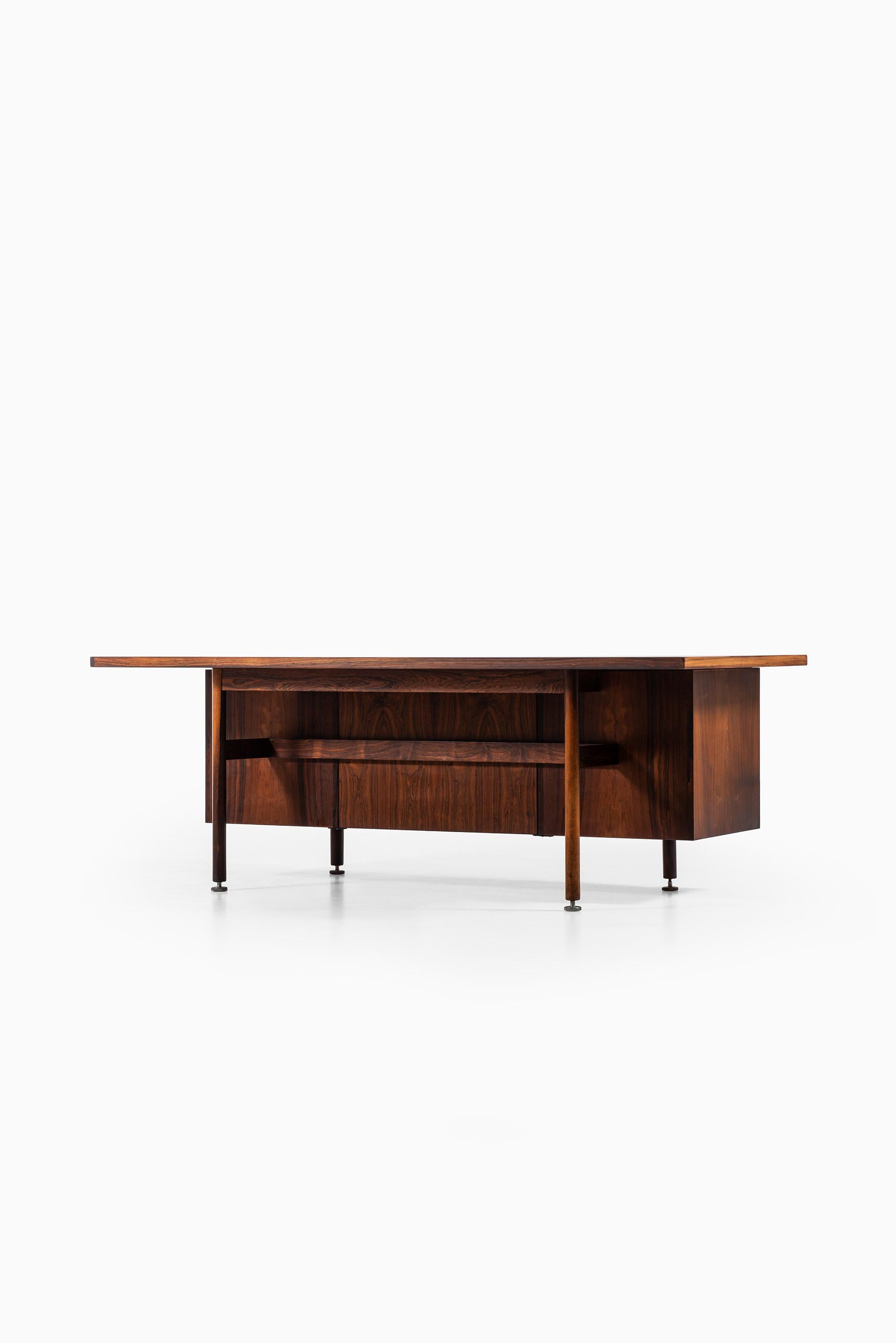 Jens Risom Cabinet in Rosewood Produced by Gutenberghus in Denmark For Sale 1