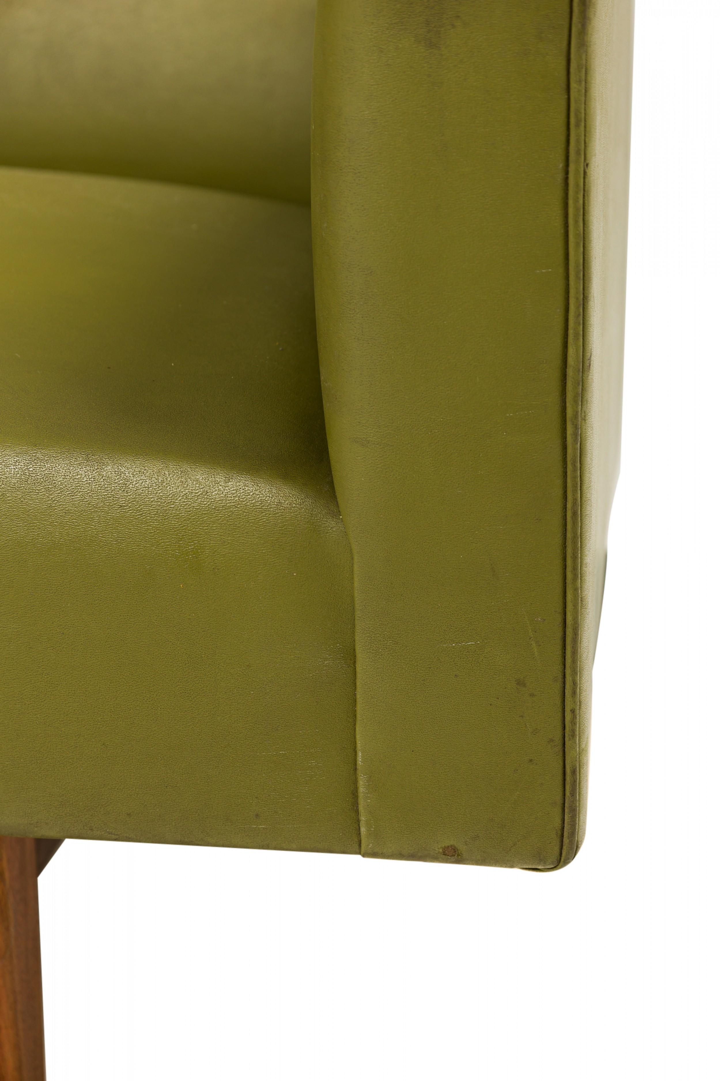 Canapé danois du milieu du siècle en teck et vinyle vert avocat en vente 6
