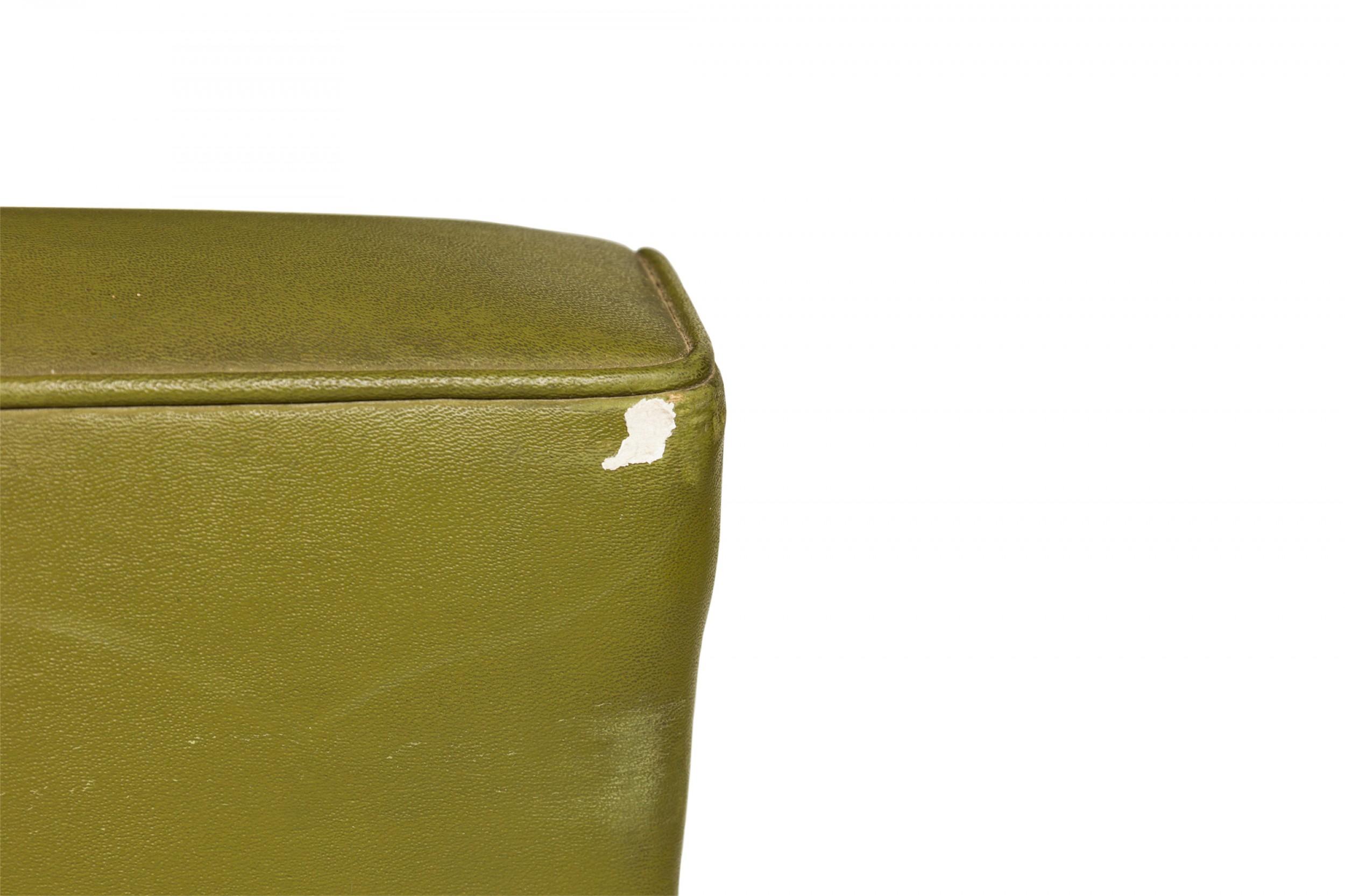 Canapé danois du milieu du siècle, recouvert de vinyle vert avocat, avec une seule ligne de boutons tuftés sur le dossier, reposant sur une base en bois de teck avec des brancards et des pieds carrés effilés. (JENS RISOM)

Condit : Bon ; Usures dues