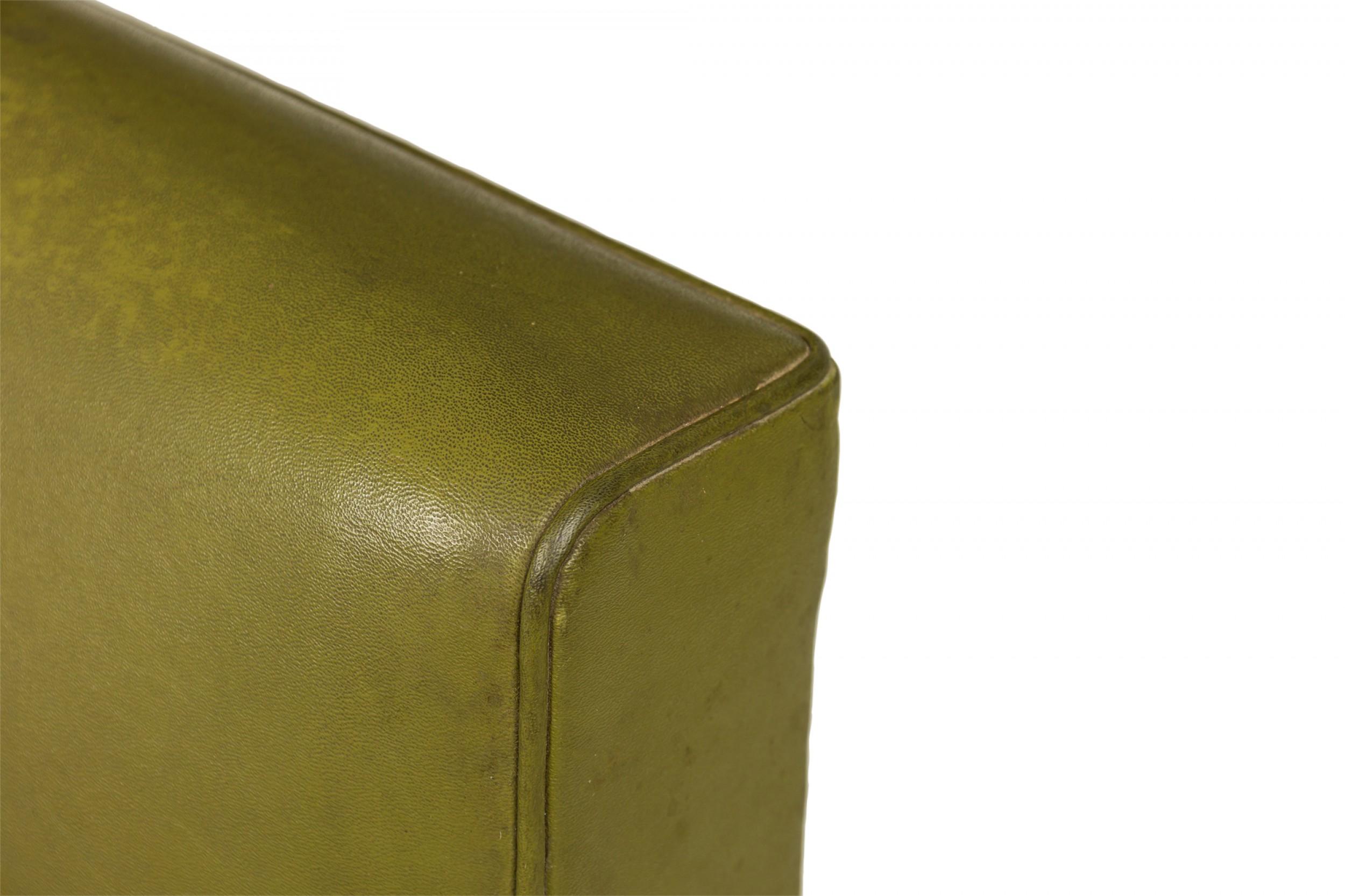 Scandinave moderne Canapé danois du milieu du siècle en teck et vinyle vert avocat en vente