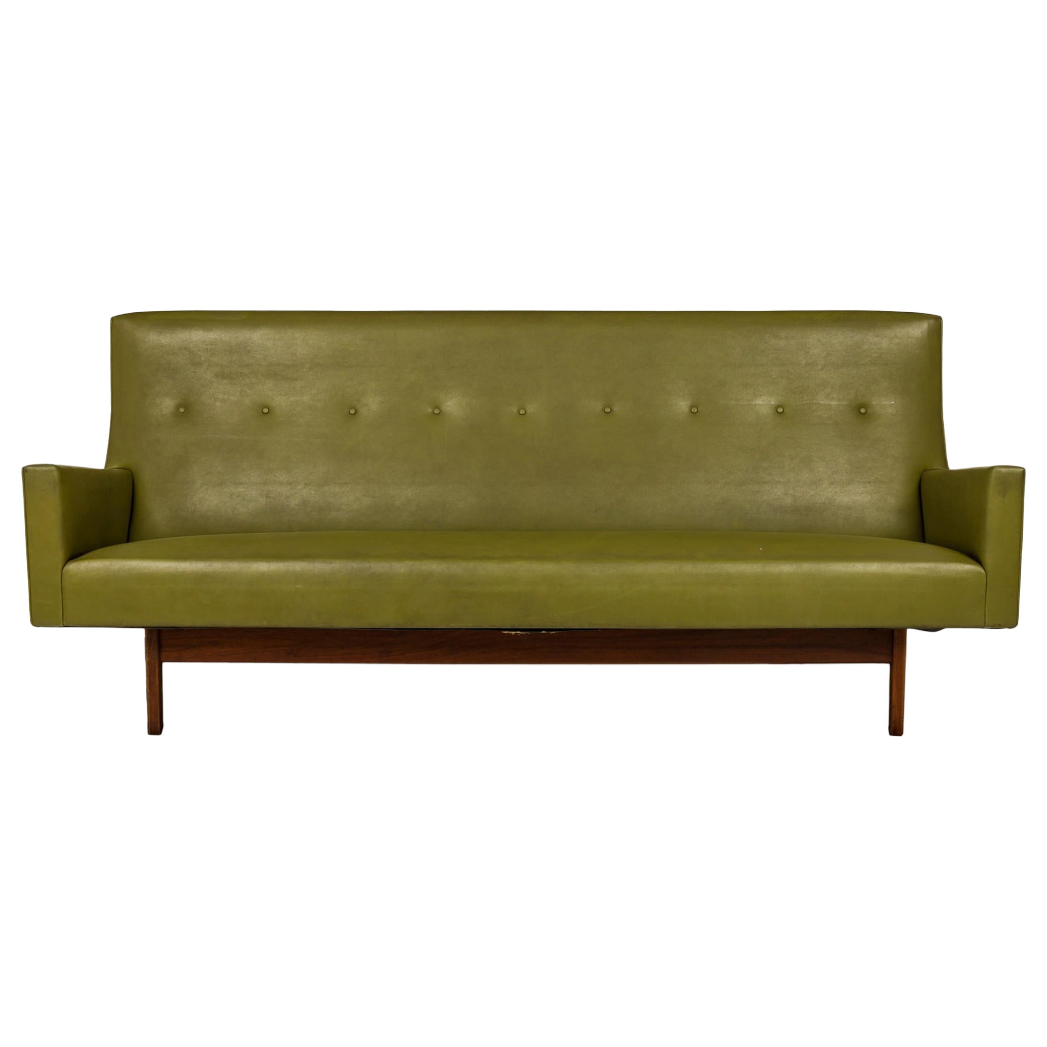 Jens Risom Dänisches gepolstertes Mid-Century Avocado-Sofa aus grünem Vinyl und Teakholz im Angebot