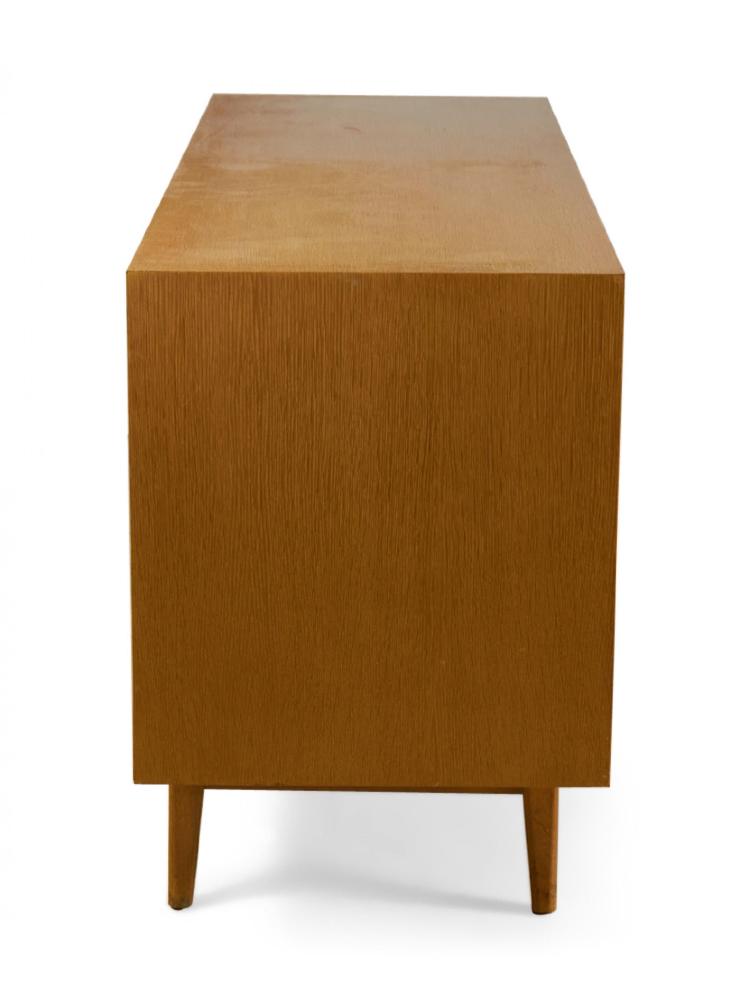 Jens Risom Dänisches Mid-Century Blondes Eichenholz Sideboard / Serviergeschirr (Holz) im Angebot