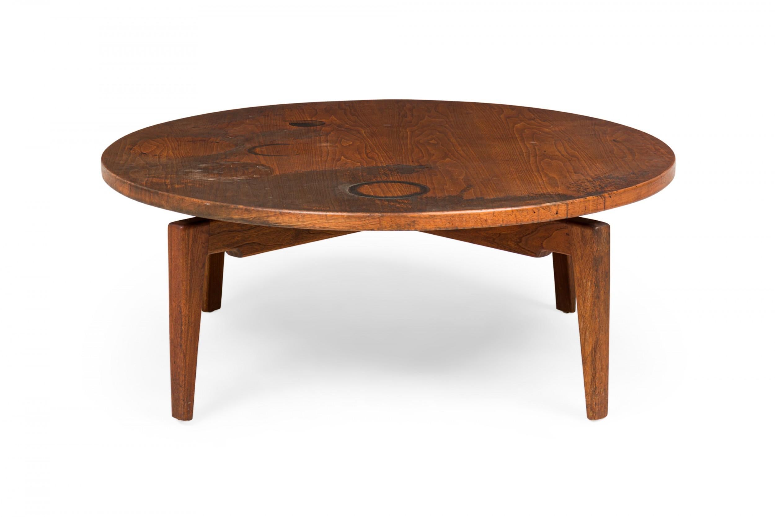Jens Risom Danish Mid-Century Circular Walnut Revolving Lazy Susan Coffee Table In Good Condition For Sale In Queens, NY