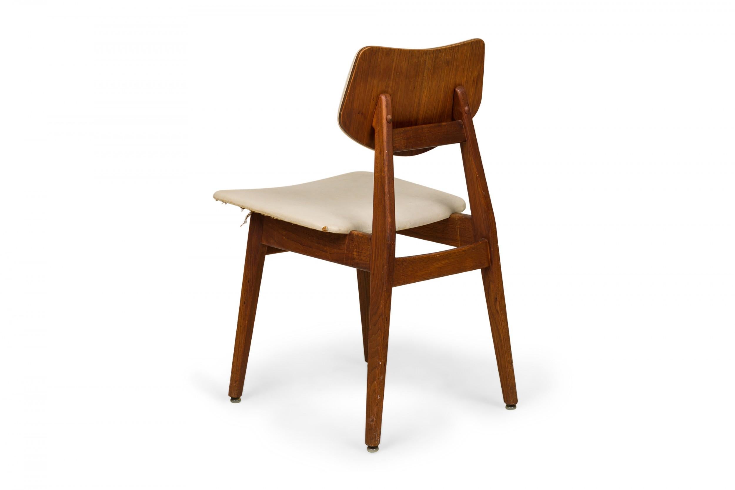 Jens Risom Danish Mid-Century Off-White Vinyl and Teak Dining Side Chair In Good Condition For Sale In New York, NY