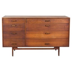 Jens Risom Bureau / commode 8 tiroirs en noyer du milieu du siècle danois