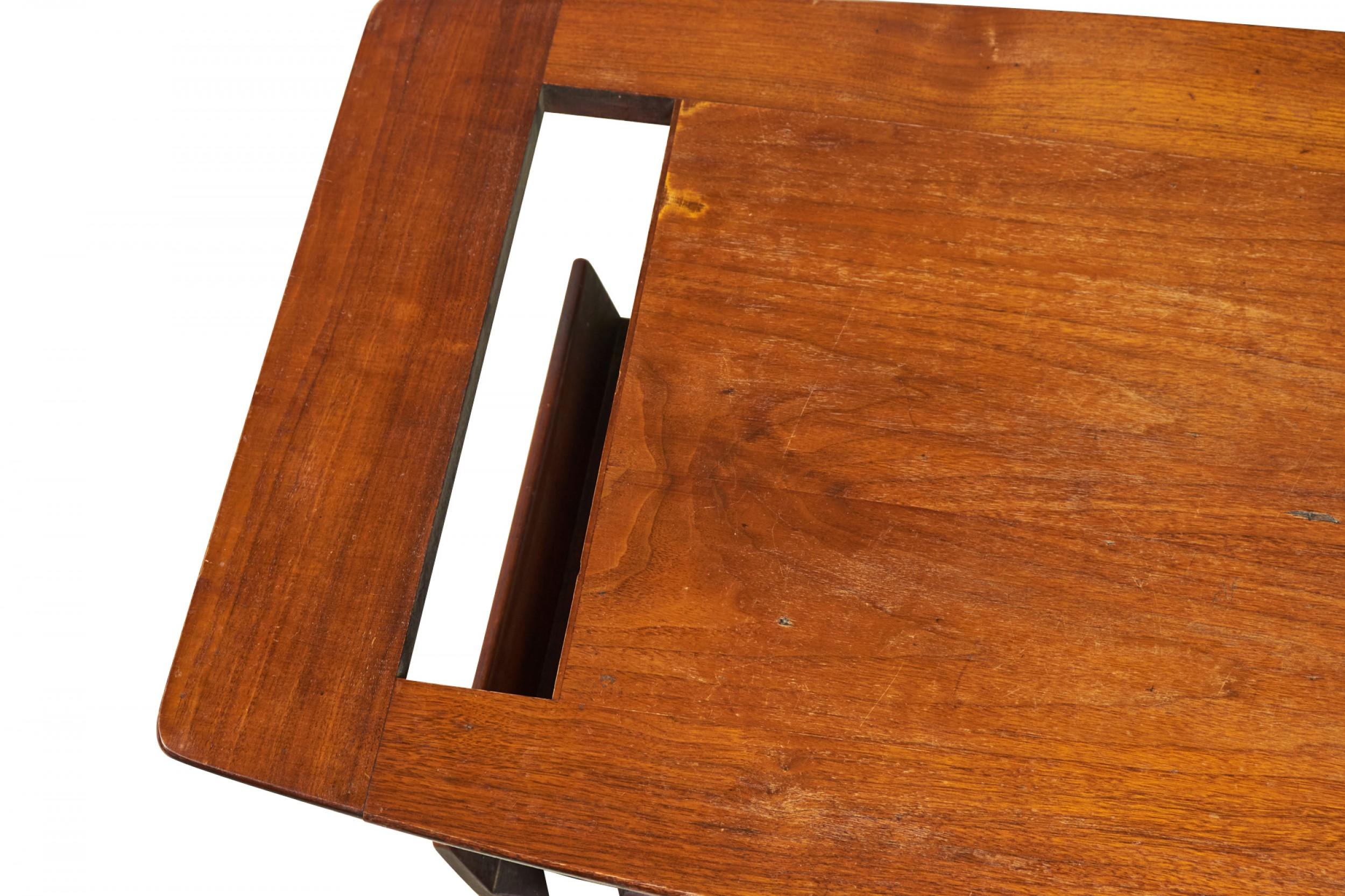 Table basse / table à cocktail danoise du milieu du siècle en noyer avec porte-revues de Jens Risom en vente 1