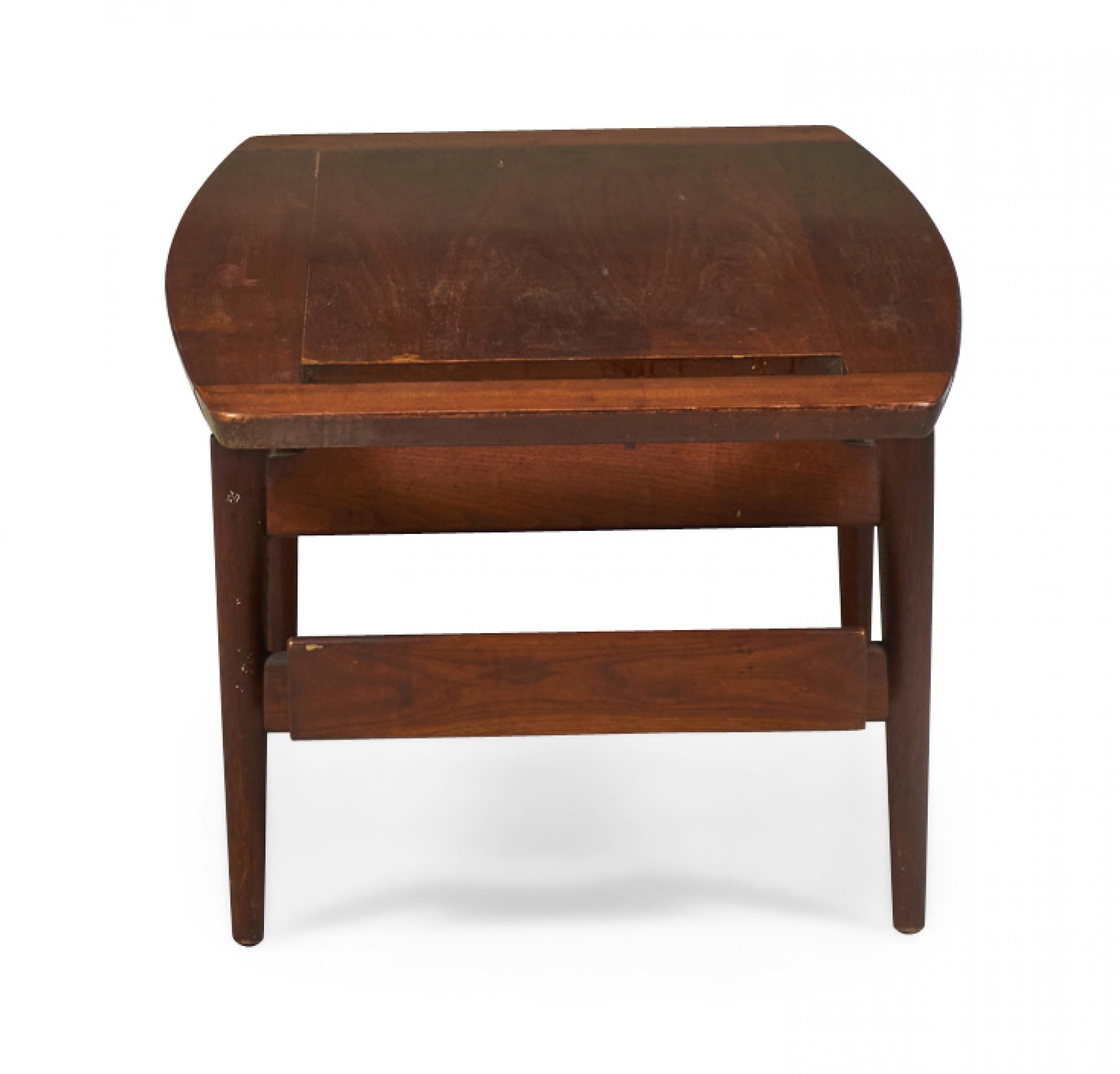 Table basse / table à cocktail danoise du milieu du siècle en noyer avec porte-revues de Jens Risom Bon état - En vente à New York, NY