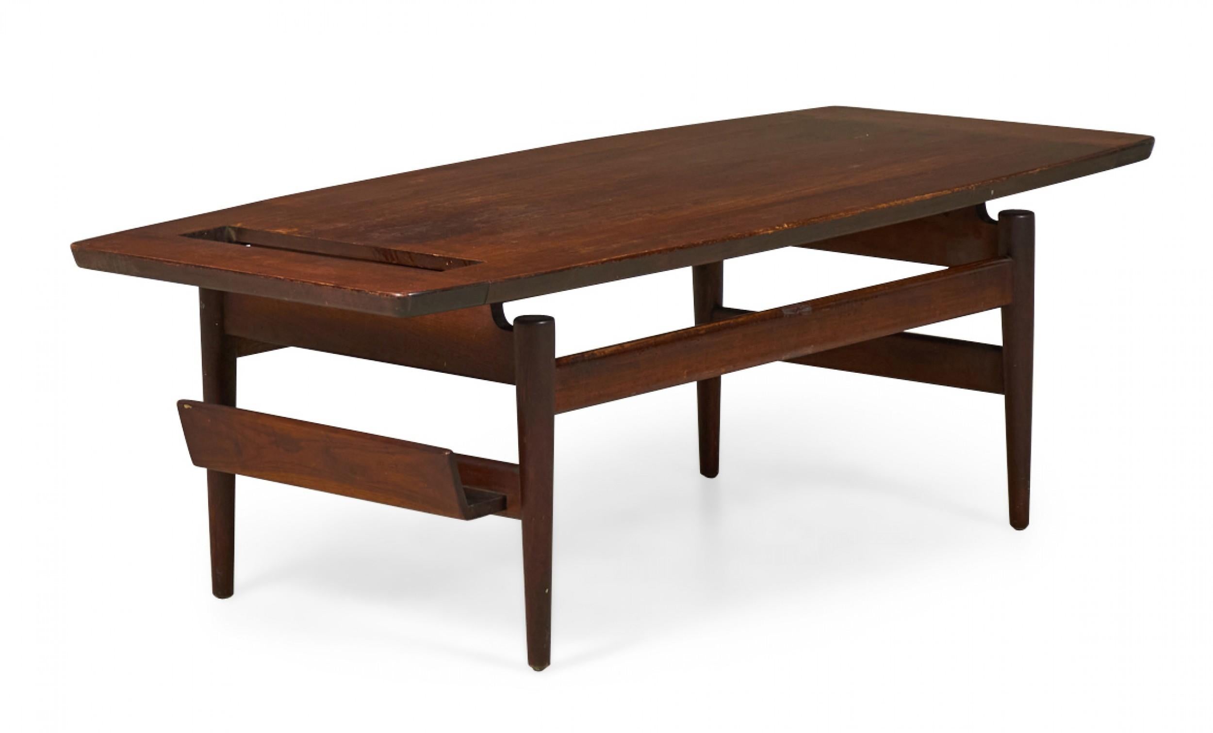 Table basse / table à cocktail danoise du milieu du siècle en noyer avec porte-revues de Jens Risom Bon état - En vente à Queens, NY