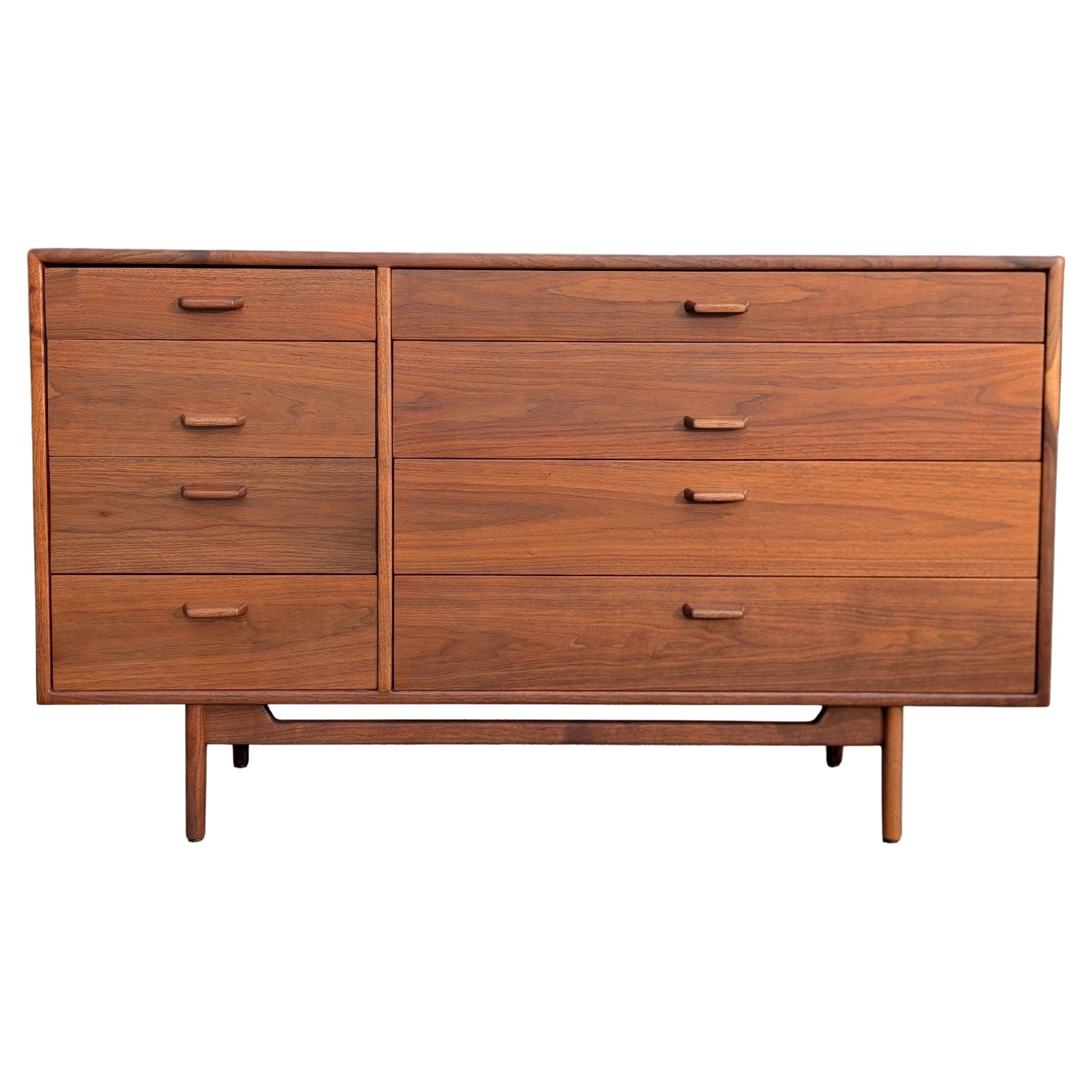 Jens Risom Dänische Mid-Century-Kommode aus Nussbaumholz im Angebot