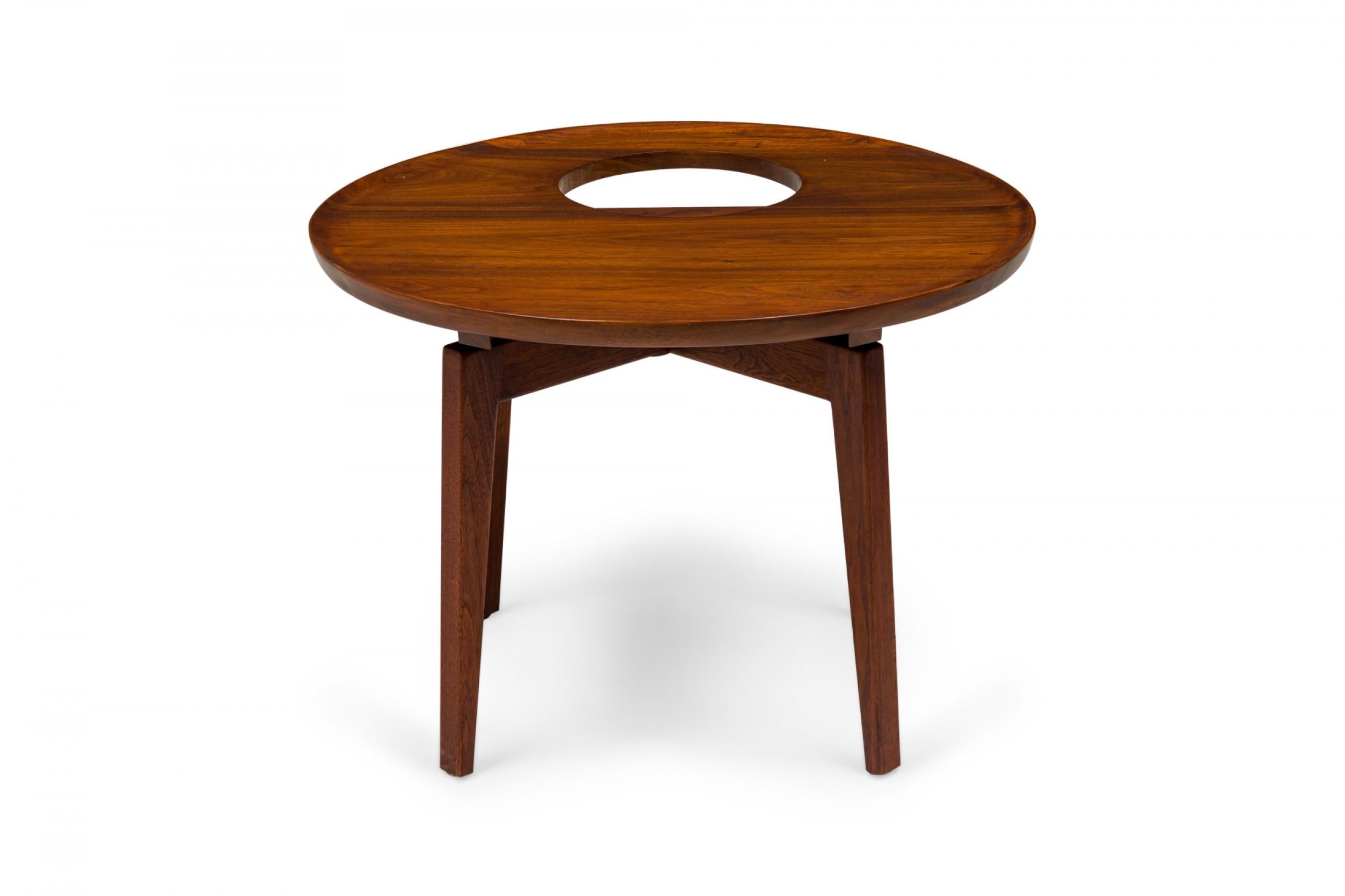 Jens Risom Danish Mid-Century Wooden Cutout Circular Lazy Susan End / Side Table In Good Condition For Sale In New York, NY