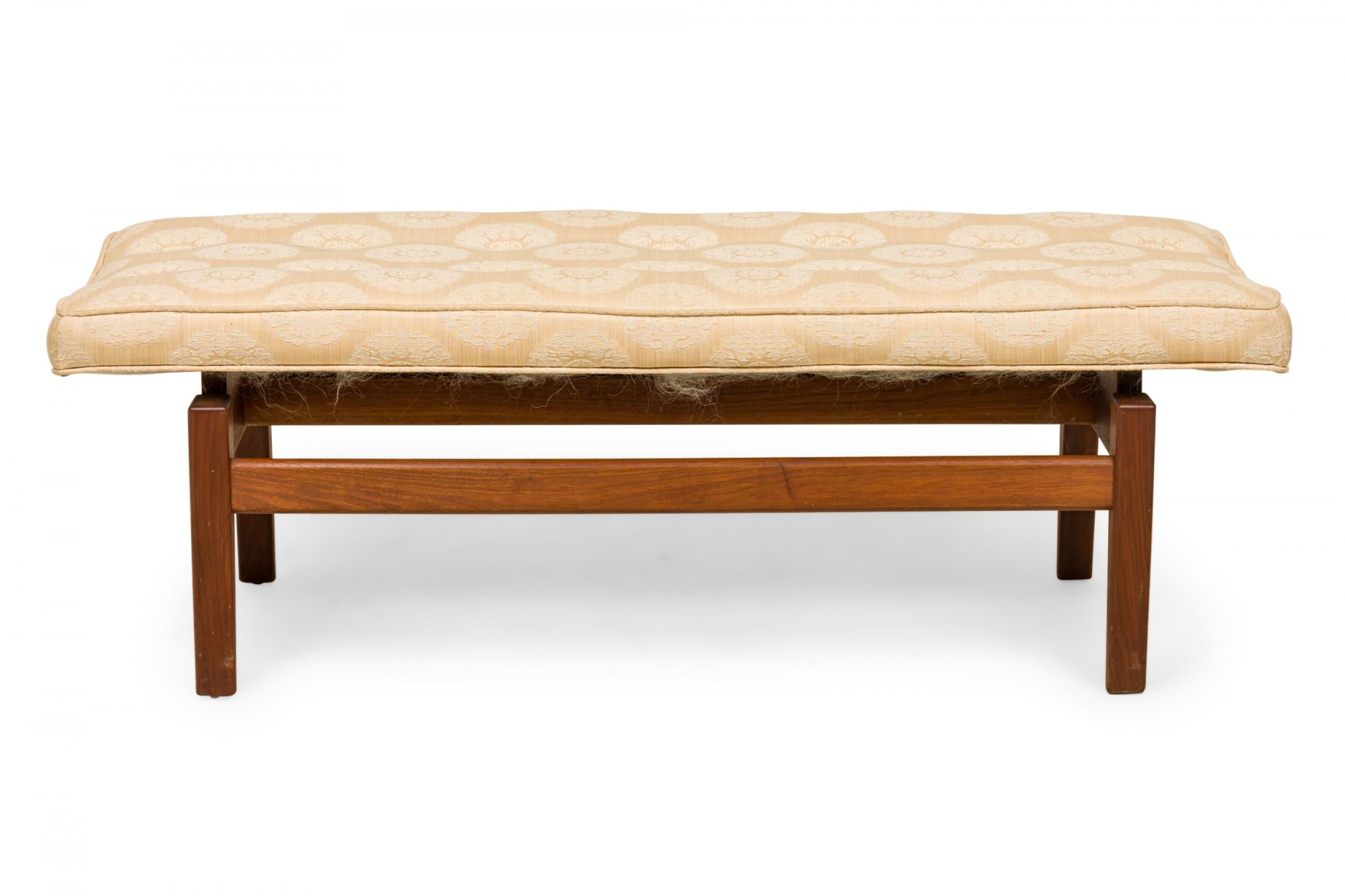 Danish Mid-Century rectangular floating bench with an off-white Shou-patterned fabric upholstered seat resting on a wooden floating frame base. (JENS RISOM).
 