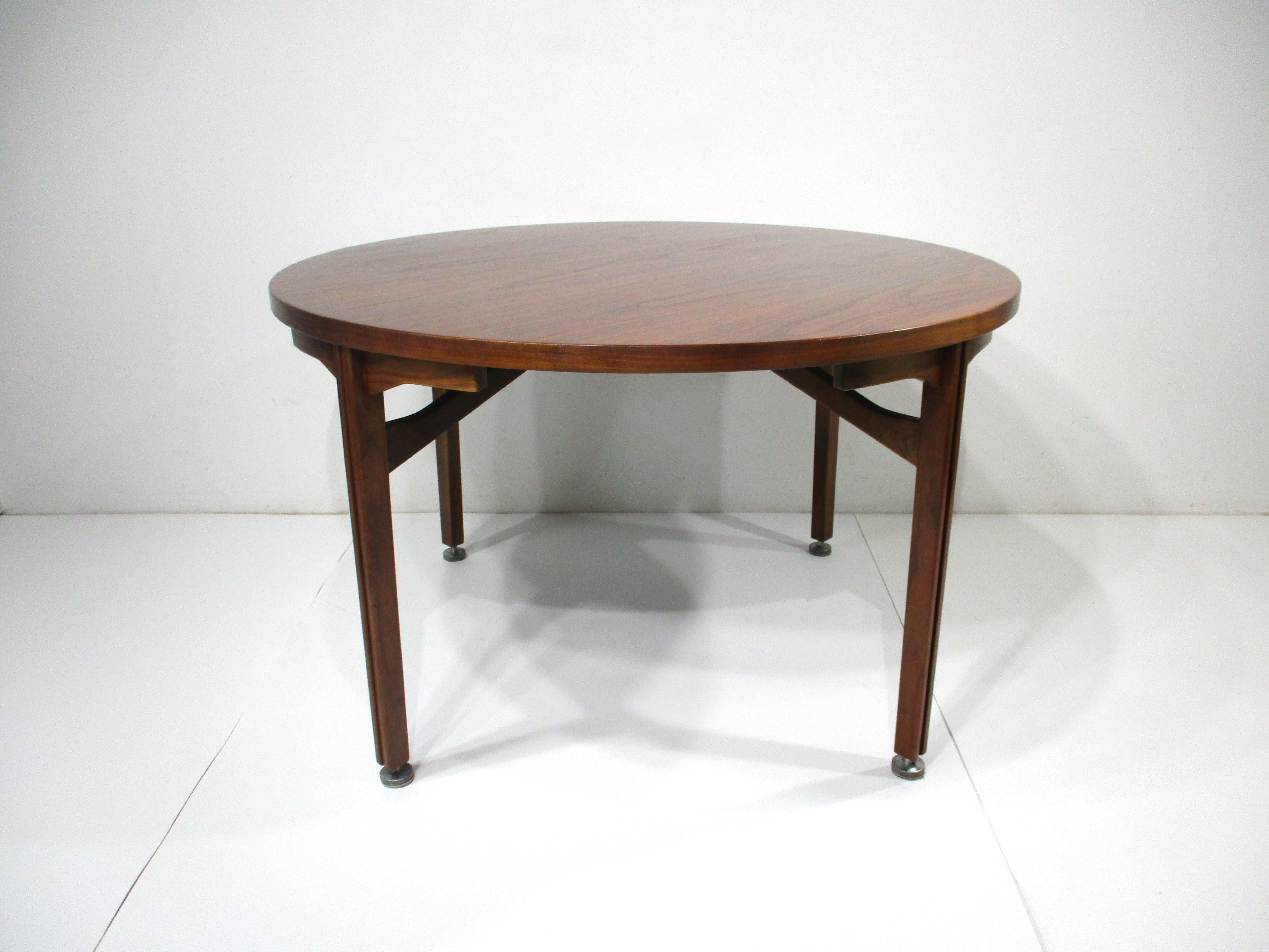 Jens Risom Danish Styled Walnut Dining Table by Risom Designs  For Sale 5