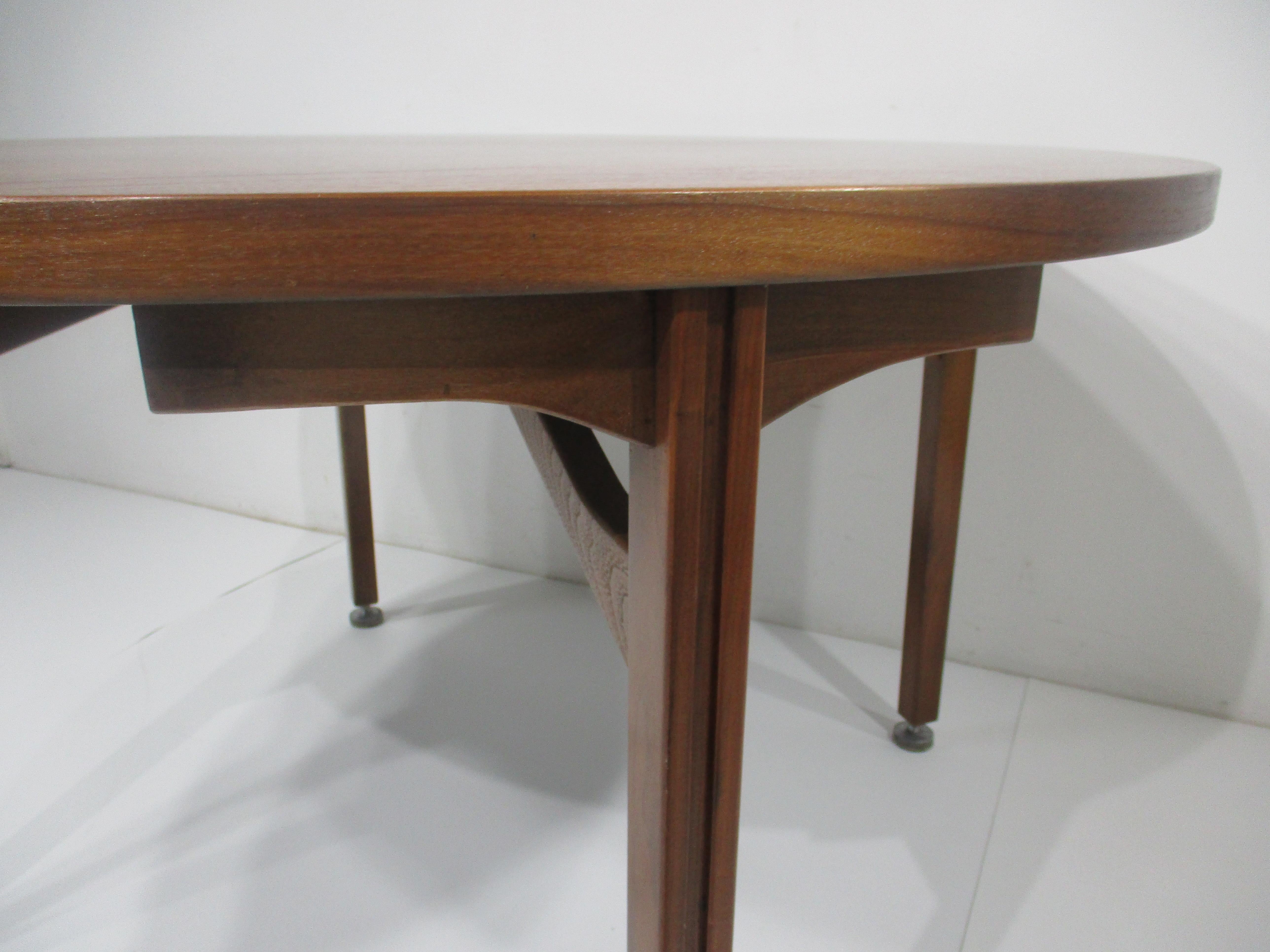 Jens Risom Danish Styled Walnut Dining Table by Risom Designs  In Good Condition For Sale In Cincinnati, OH