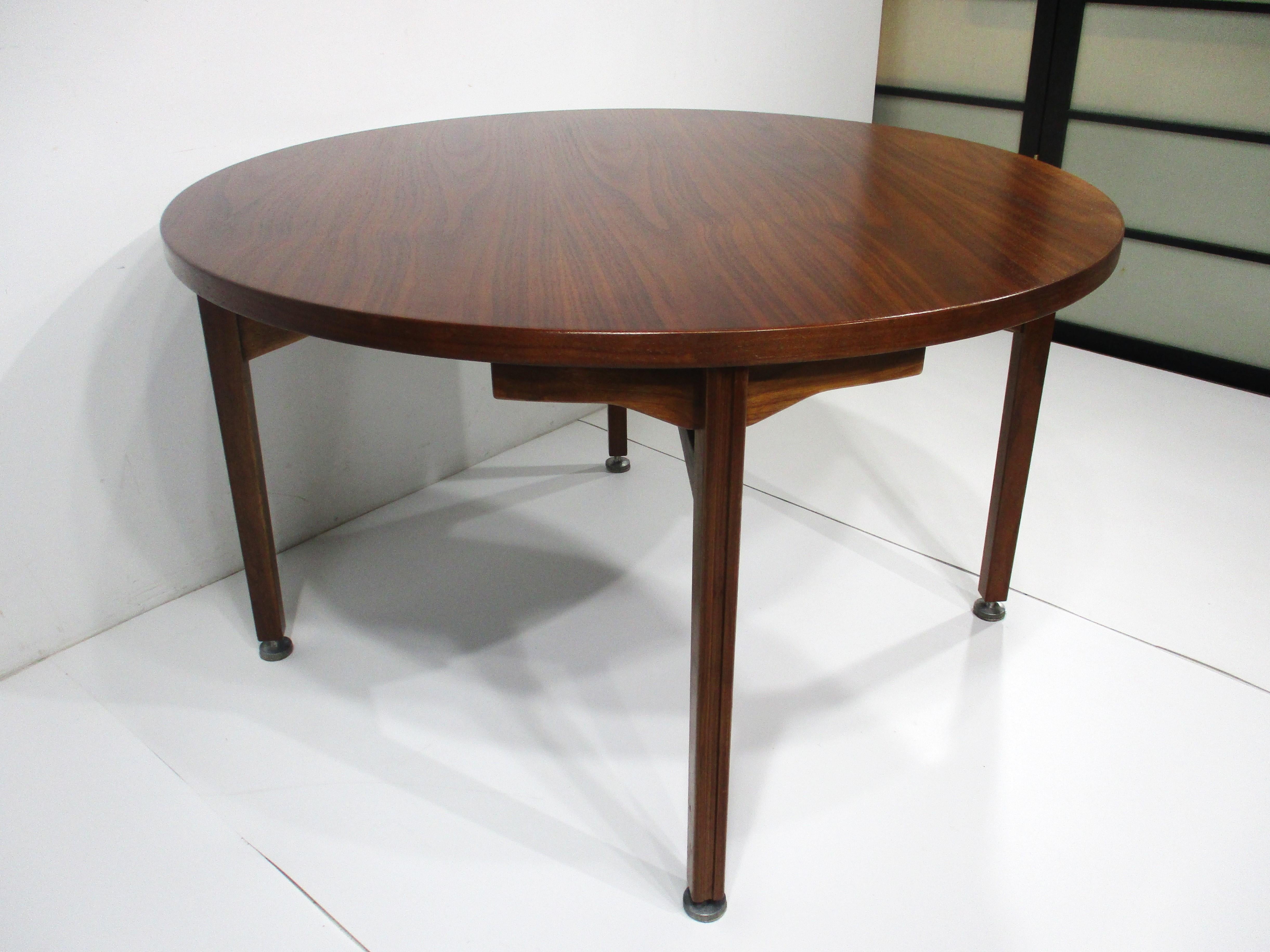 Noyer Table de salle à manger de style danois Jens Risom par Risom Designs  en vente