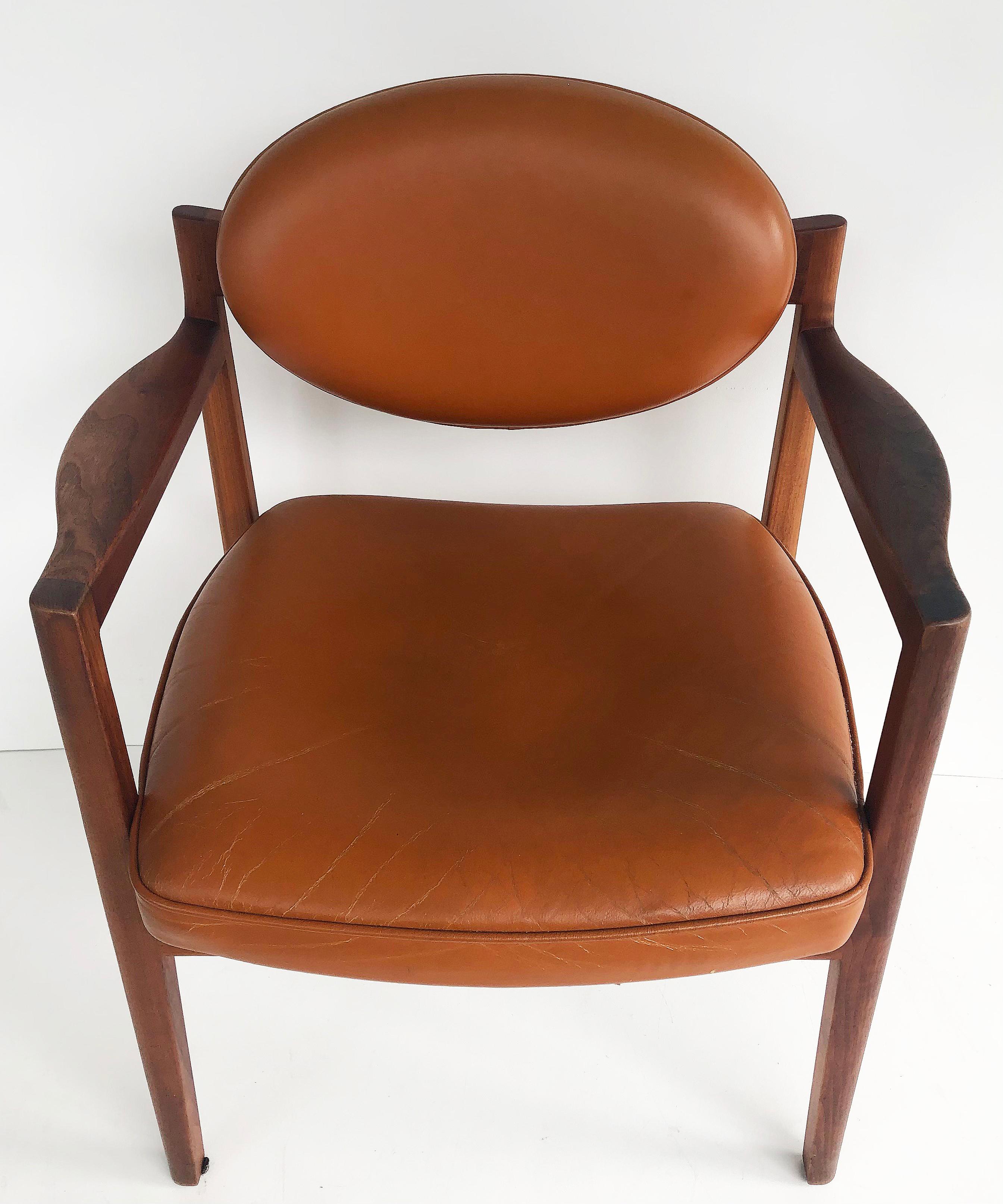 Jens Risom Design Paar gepolsterte Sessel aus geöltem Nussbaumholz und Leder, ca. 1965 im Angebot 3