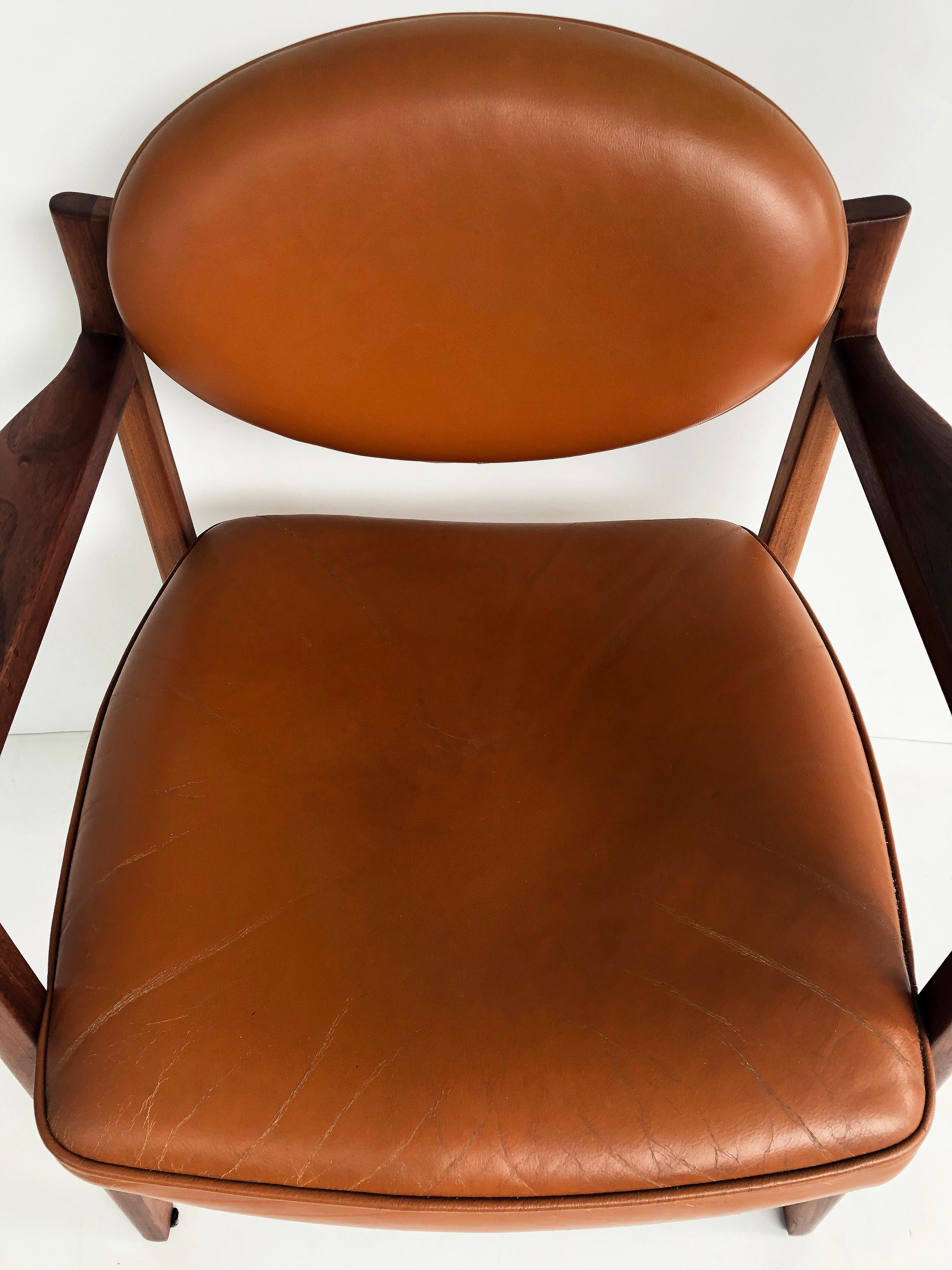 Jens Risom Design Paar gepolsterte Sessel aus geöltem Nussbaumholz und Leder, ca. 1965 im Angebot 4