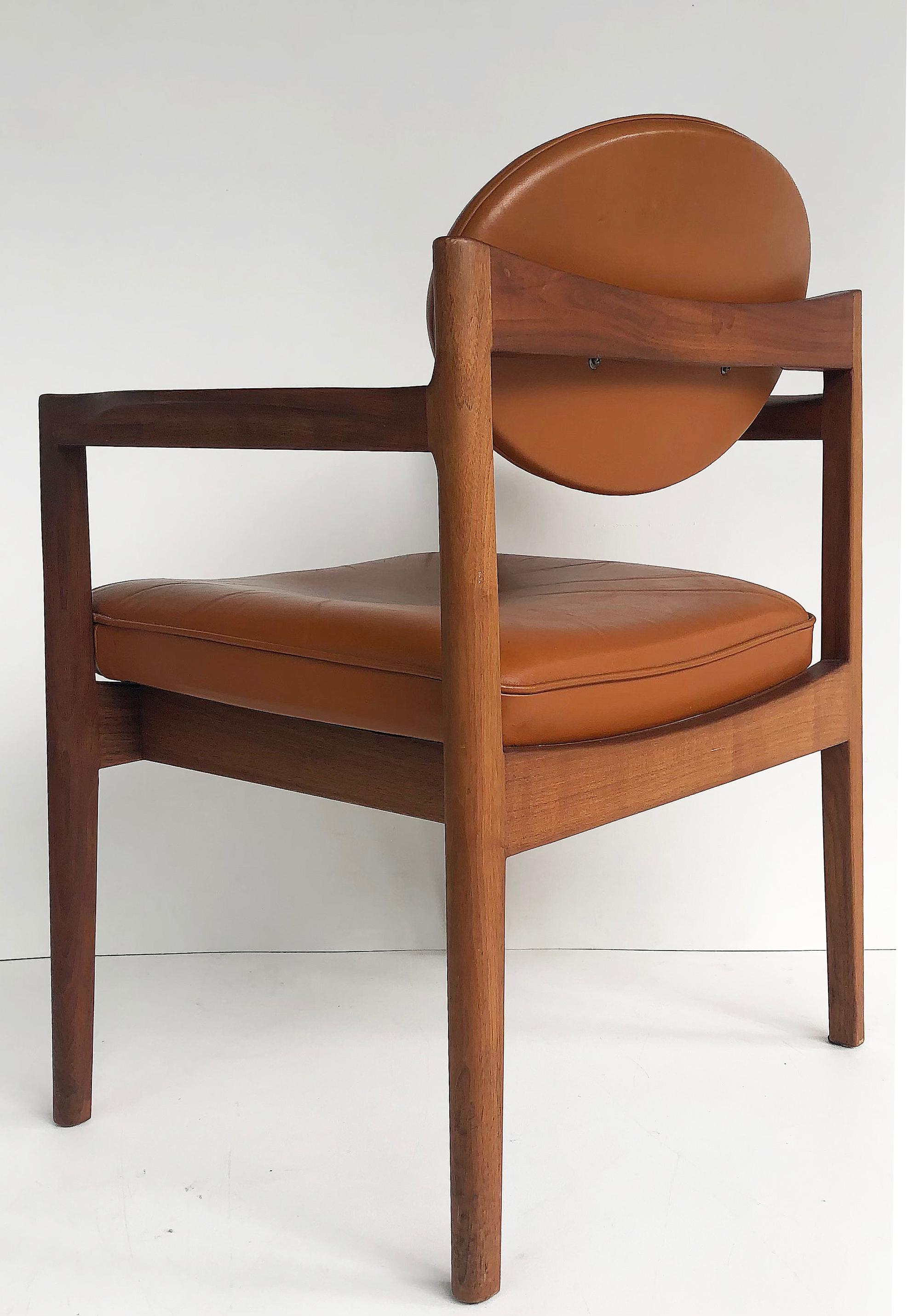 XX secolo Jens Risom Design Coppia di poltrone imbottite in noce oliato e pelle, 1965 ca. in vendita