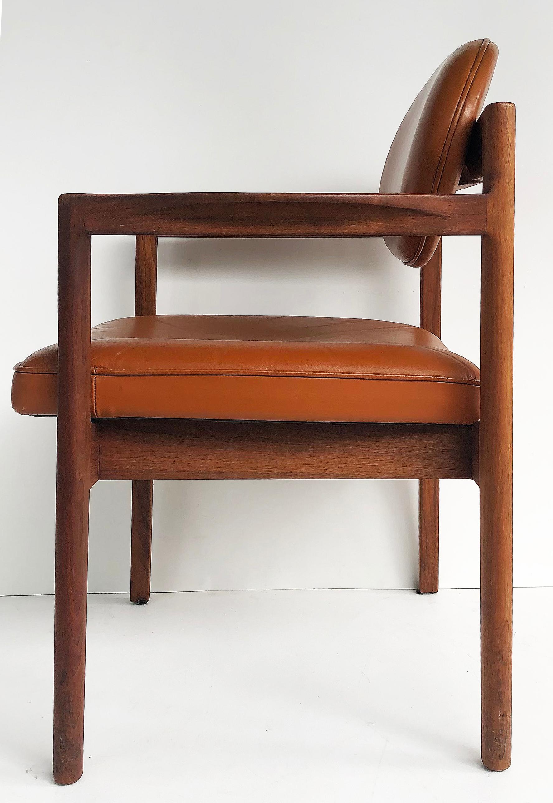 Pelle Jens Risom Design Coppia di poltrone imbottite in noce oliato e pelle, 1965 ca. in vendita