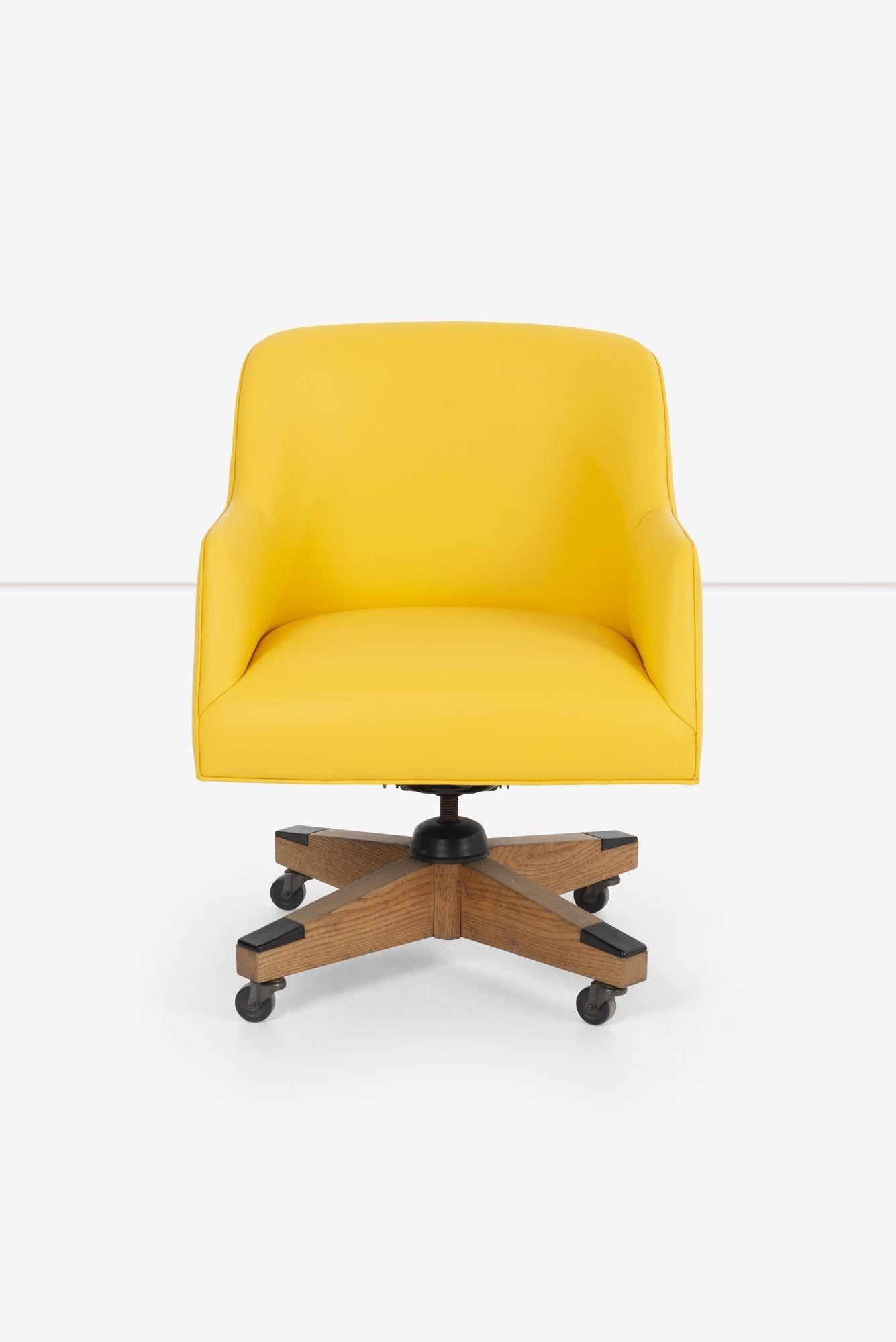 Jens Risom desk chair, solid oak base reupholstered with yellow Spinneybeck lesther, Adjustable seat, tilts and swivels
 
Measures: H: 31.5