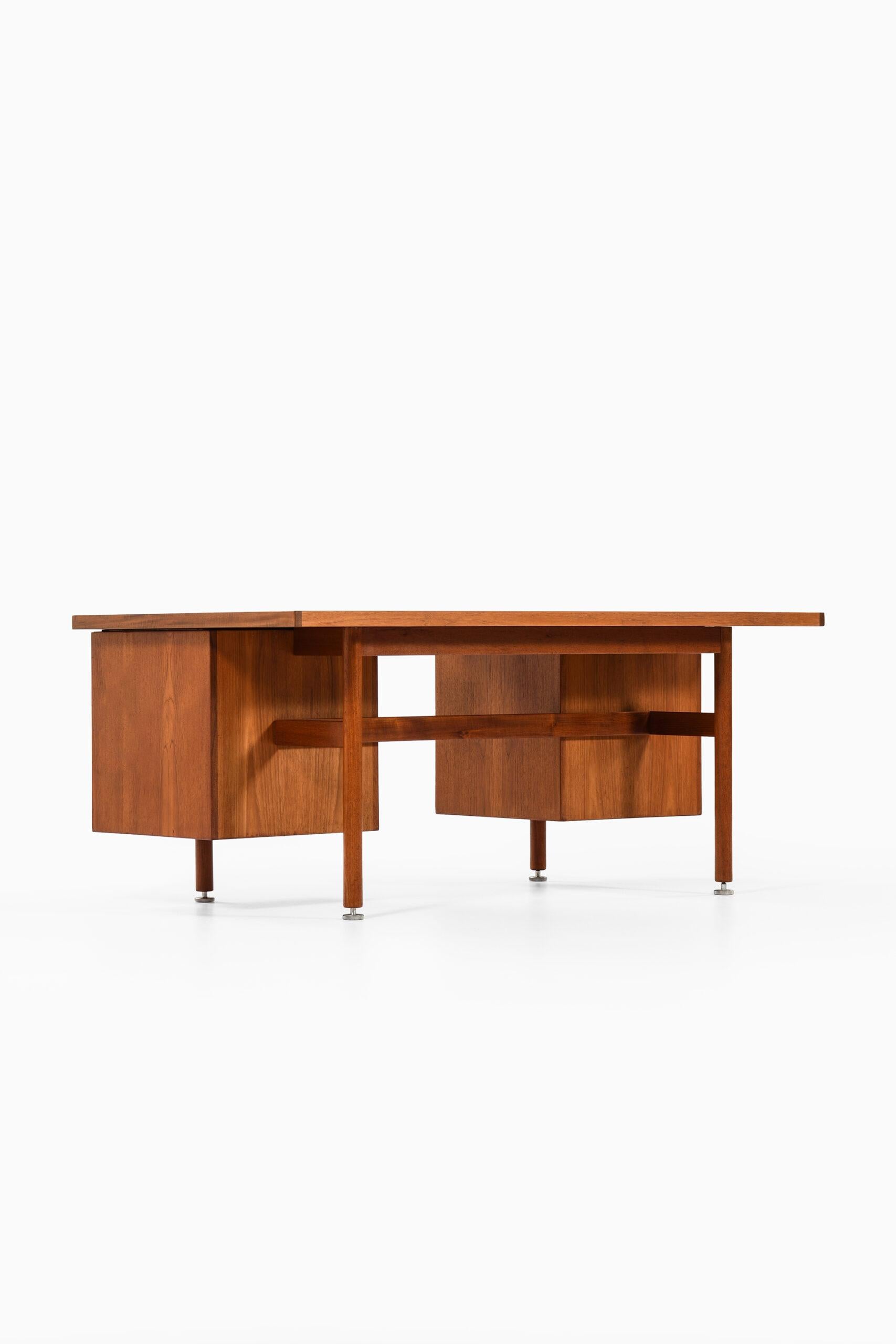 Jens Risom Desk Produced by Gutenberghus in Denmark For Sale 2