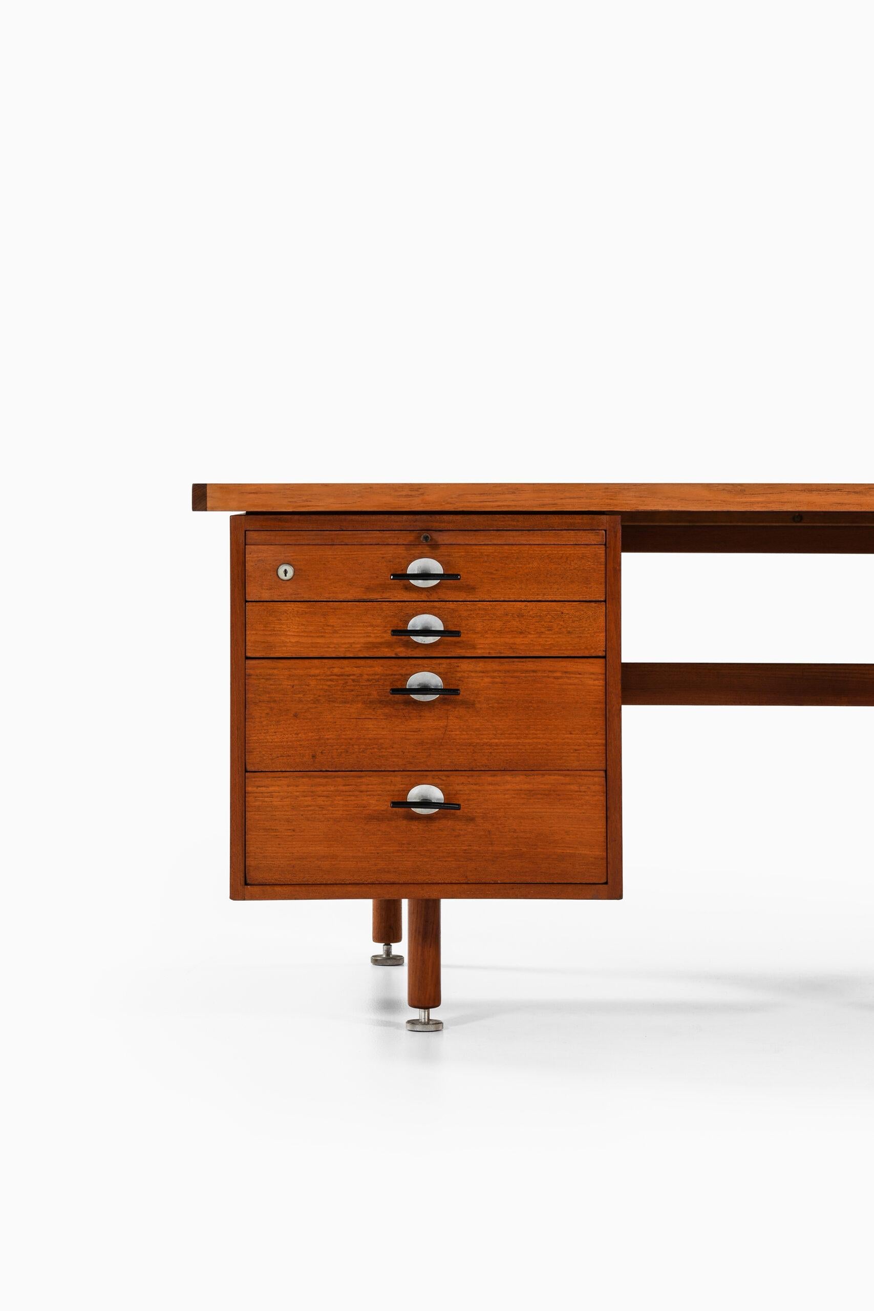 Rare large executive desk designed by Jens Risom. Produced by Gutenberghus in Denmark.
