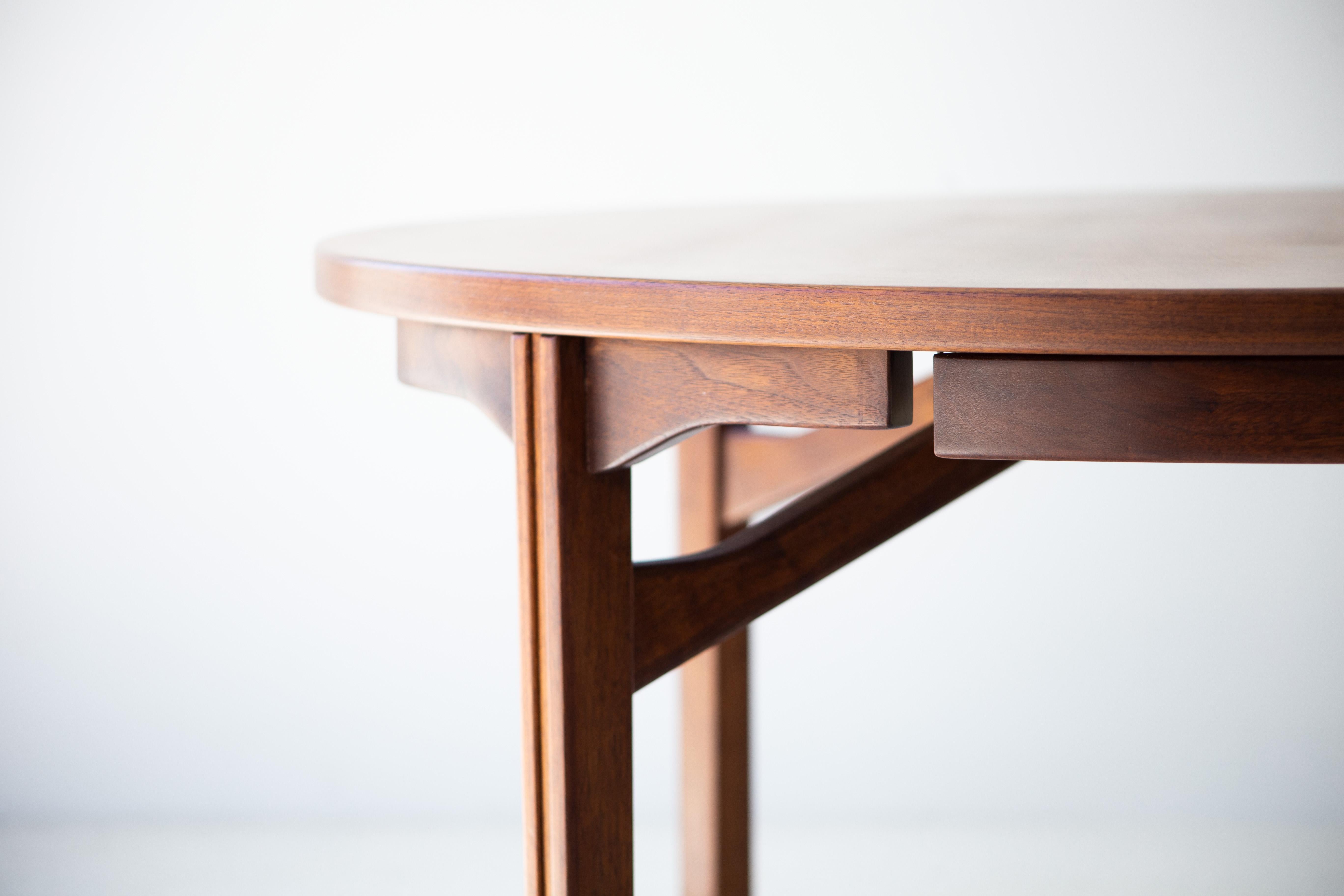 Designer: Jens Risom. 

Manufacturer: Jens Risom Design Inc. 
Period or model: Mid-Century Modern. 
Specs: Walnut, Brass

Condition: 

This Jens Risom dining table for Jens Risom Design Inc. is in restored condition. The wood has been