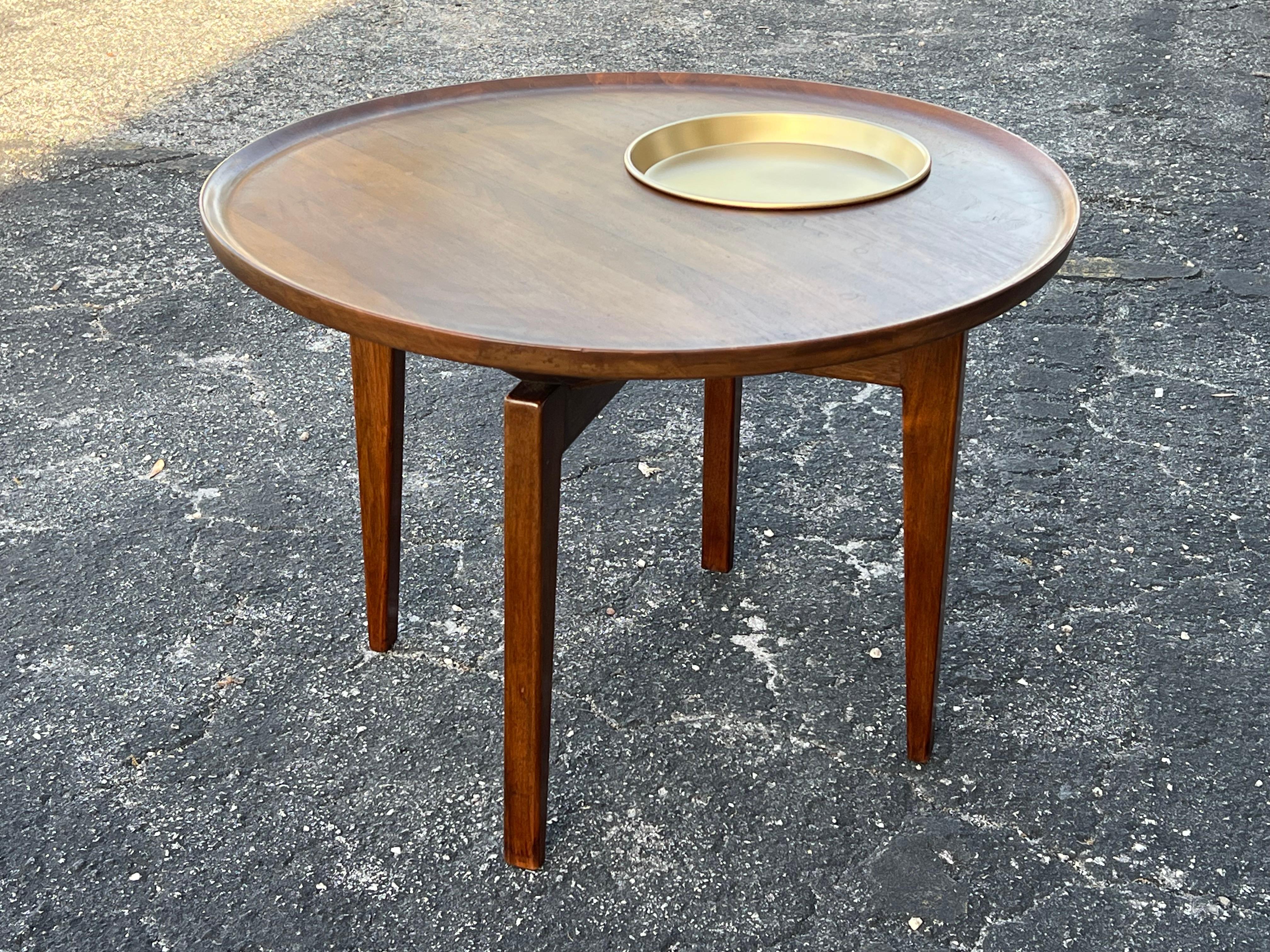 Ein klassischer Beistelltisch von Jens Risom mit drehbarer Platte und einem Einsatz aus Aluminium. Aus Nussbaumholz, ca. 1960er Jahre, ist dies ein sehr seltenes Design.