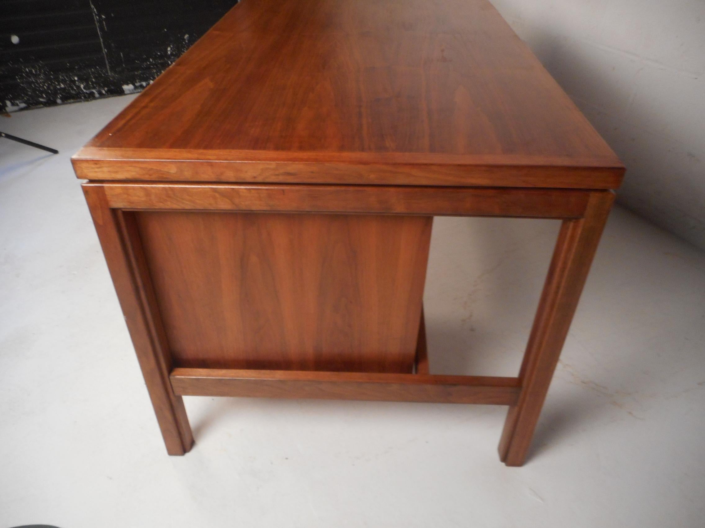 Jens Risom Executive Desk with a Finished Back In Good Condition In Brooklyn, NY