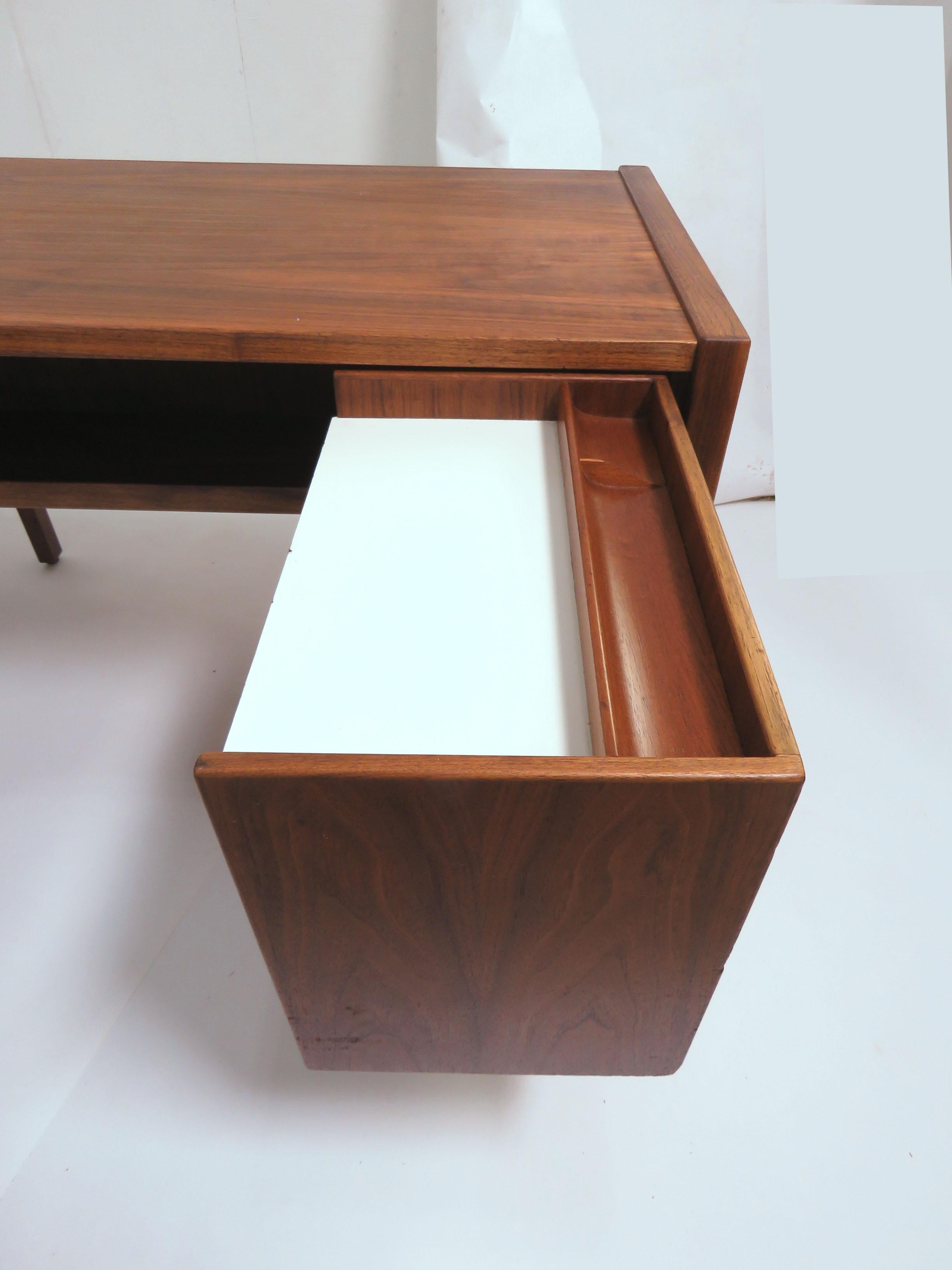 Jens Risom Executive Work Station Desk with Optional Return, circa 1960s In Good Condition In Peabody, MA