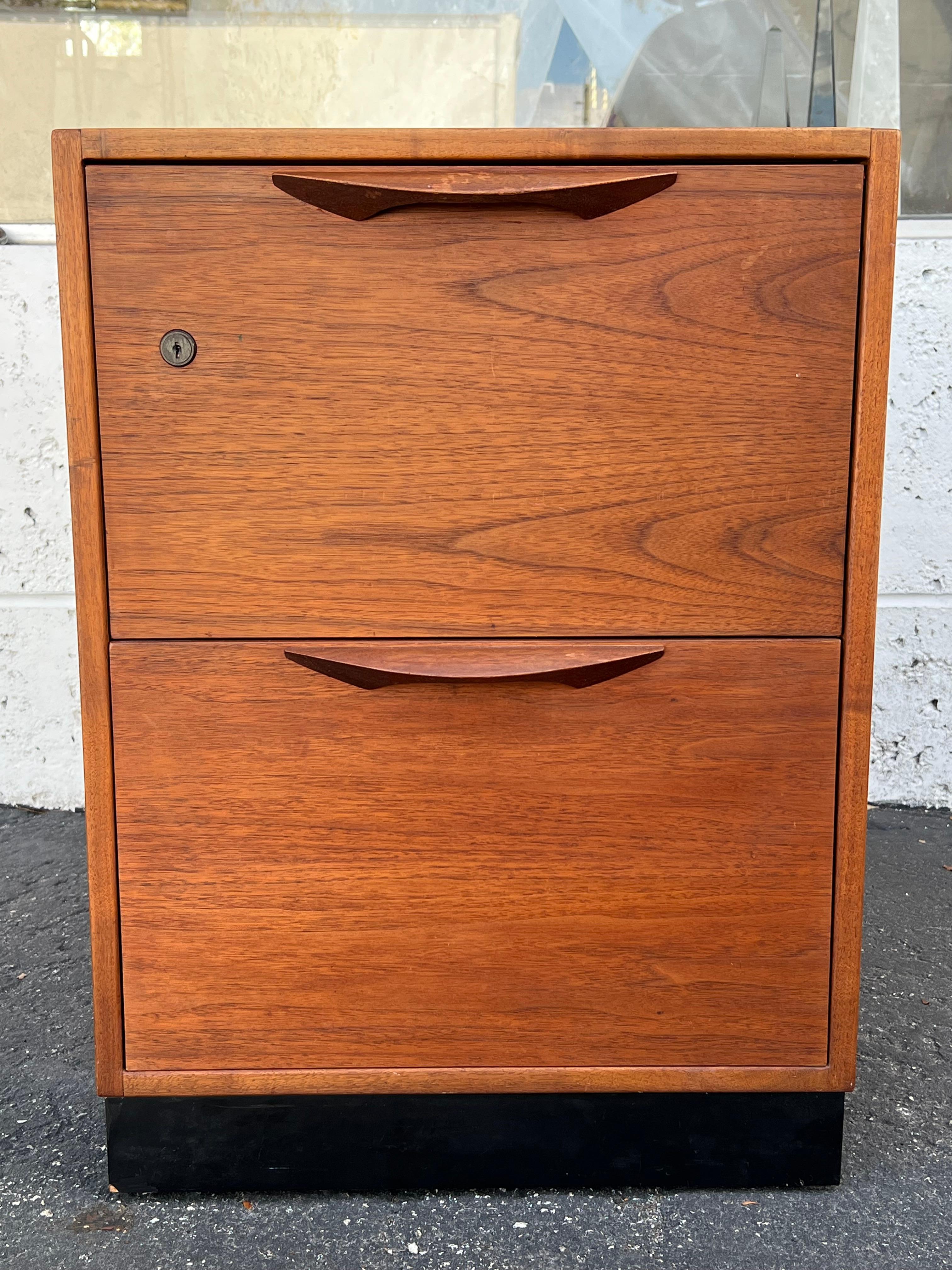 A classic filing cabinet by Jens Risom, ca' 1960's. Made of walnut with sculpted handles and finished back. This versatile, cube shaped cabinet could be used as night stand, pedestal... etc.