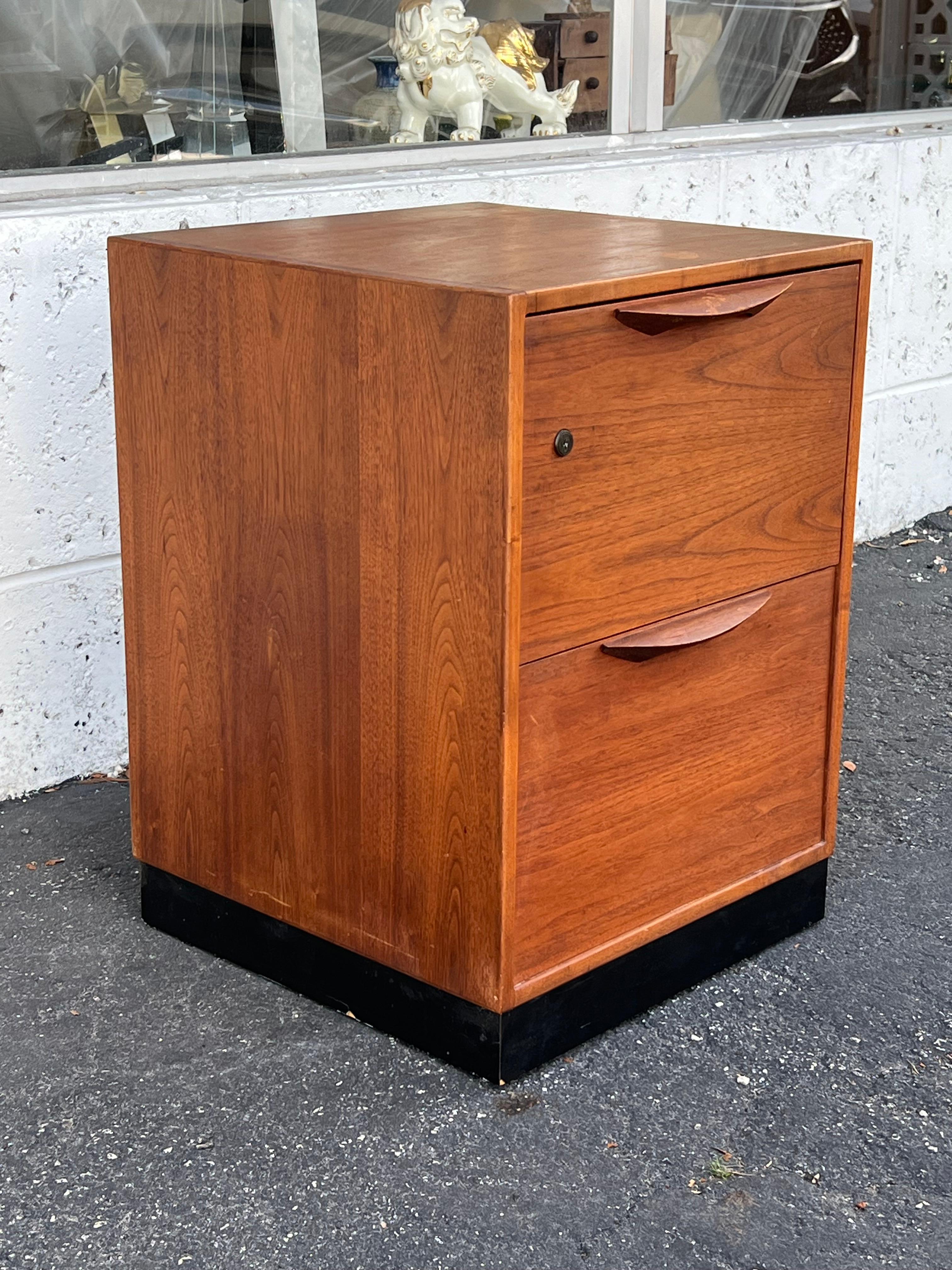 Jens Risom Filing Cabinet in Walnut In Good Condition In St.Petersburg, FL