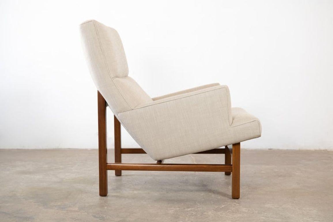 Mid-Century Modern Jens Risom Floating Lounge Chair in Walnut Cradle Frame with Linen Upholstery For Sale