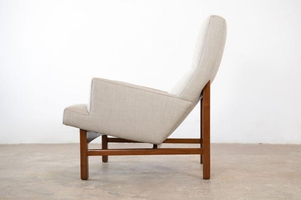 American Jens Risom Floating Lounge Chair in Walnut Cradle Frame with Linen Upholstery For Sale