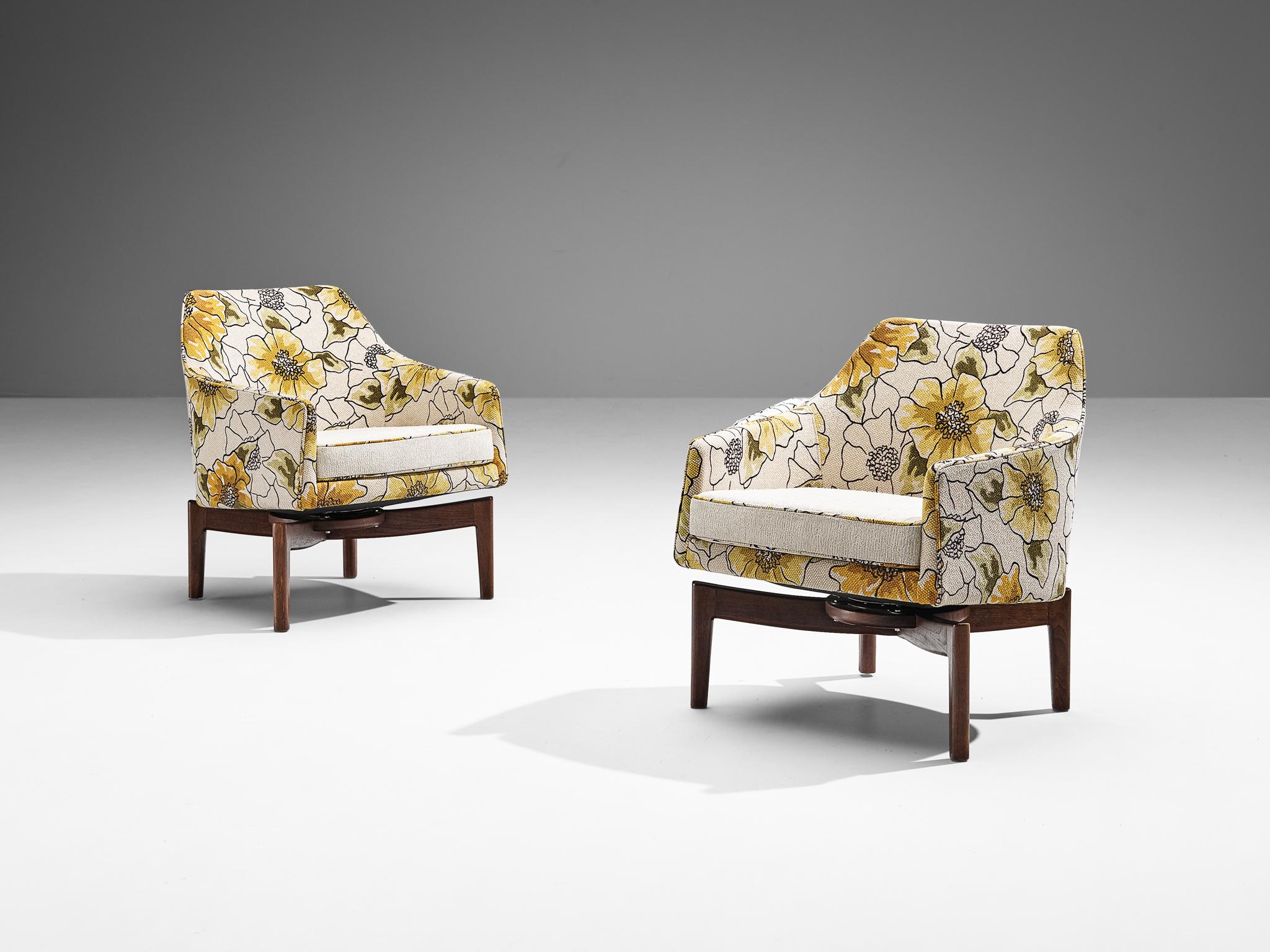 Jens Risom for Jens Risom Design, pair of swivel lounge chairs, teak, fabric, United States, 1960s.

This extraordinary pair of lounge chair is designed by Danish designer Jens Risom. It is executed in a teak frame and floral fabric in beige and