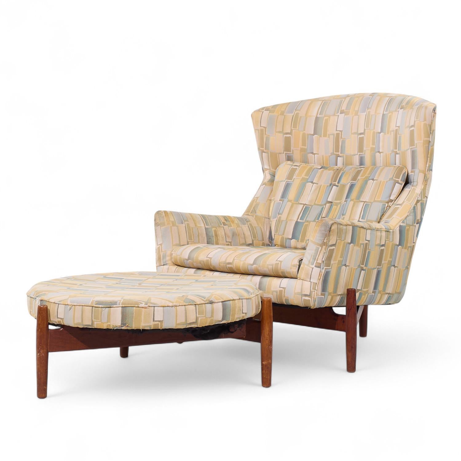 Jens Risom para Jens Risom Design Silla grande y otomana de nogal de mediados de siglo Moderno de mediados de siglo en venta