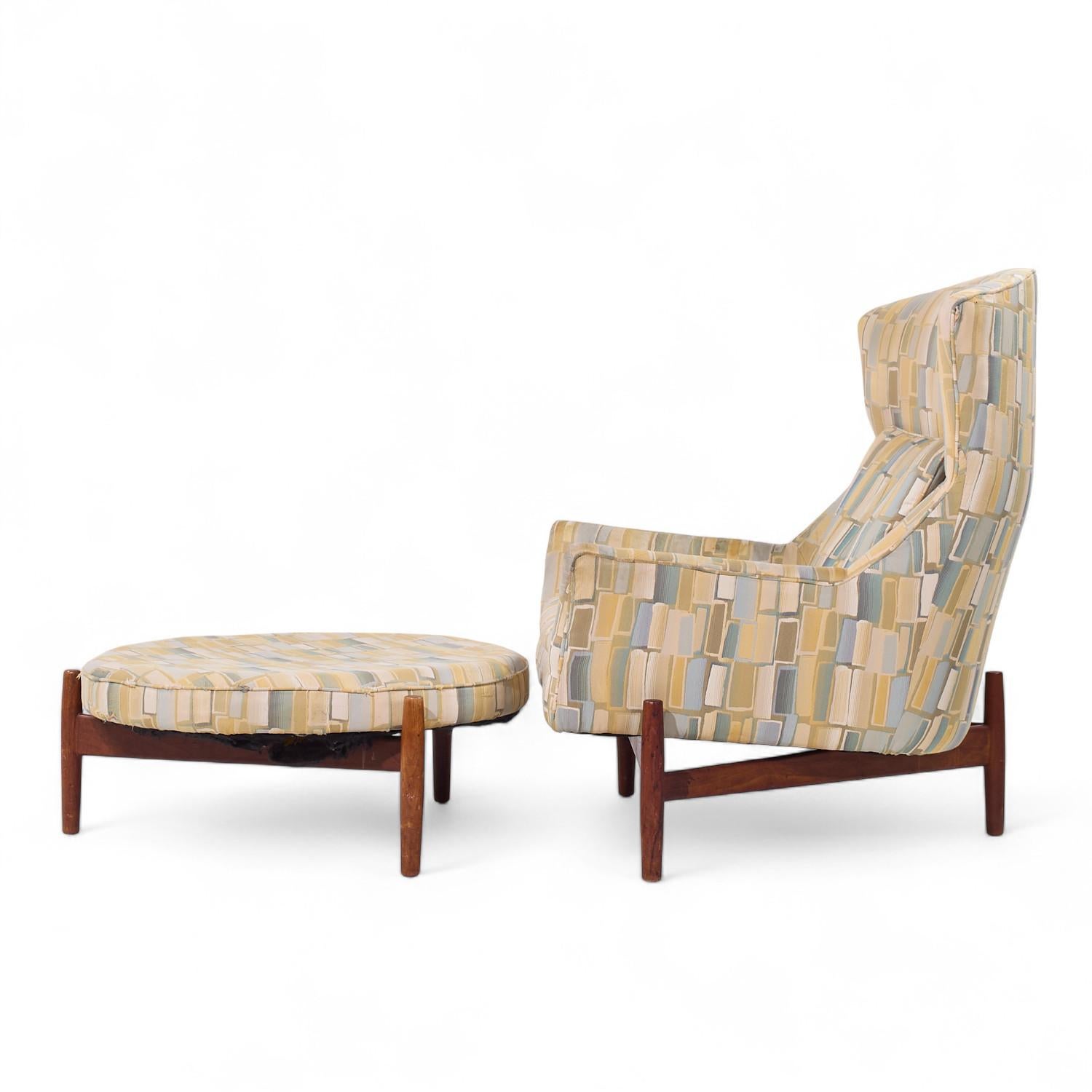 Jens Risom para Jens Risom Design Silla grande y otomana de nogal de mediados de siglo Estadounidense en venta
