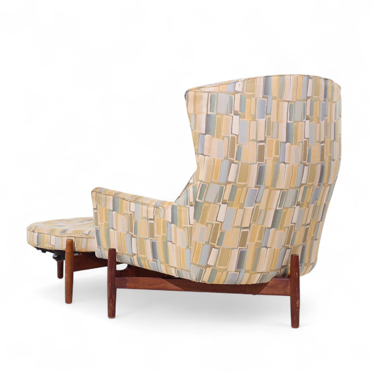 Jens Risom para Jens Risom Design Silla grande y otomana de nogal de mediados de siglo en Bueno estado para la venta en Countryside, IL