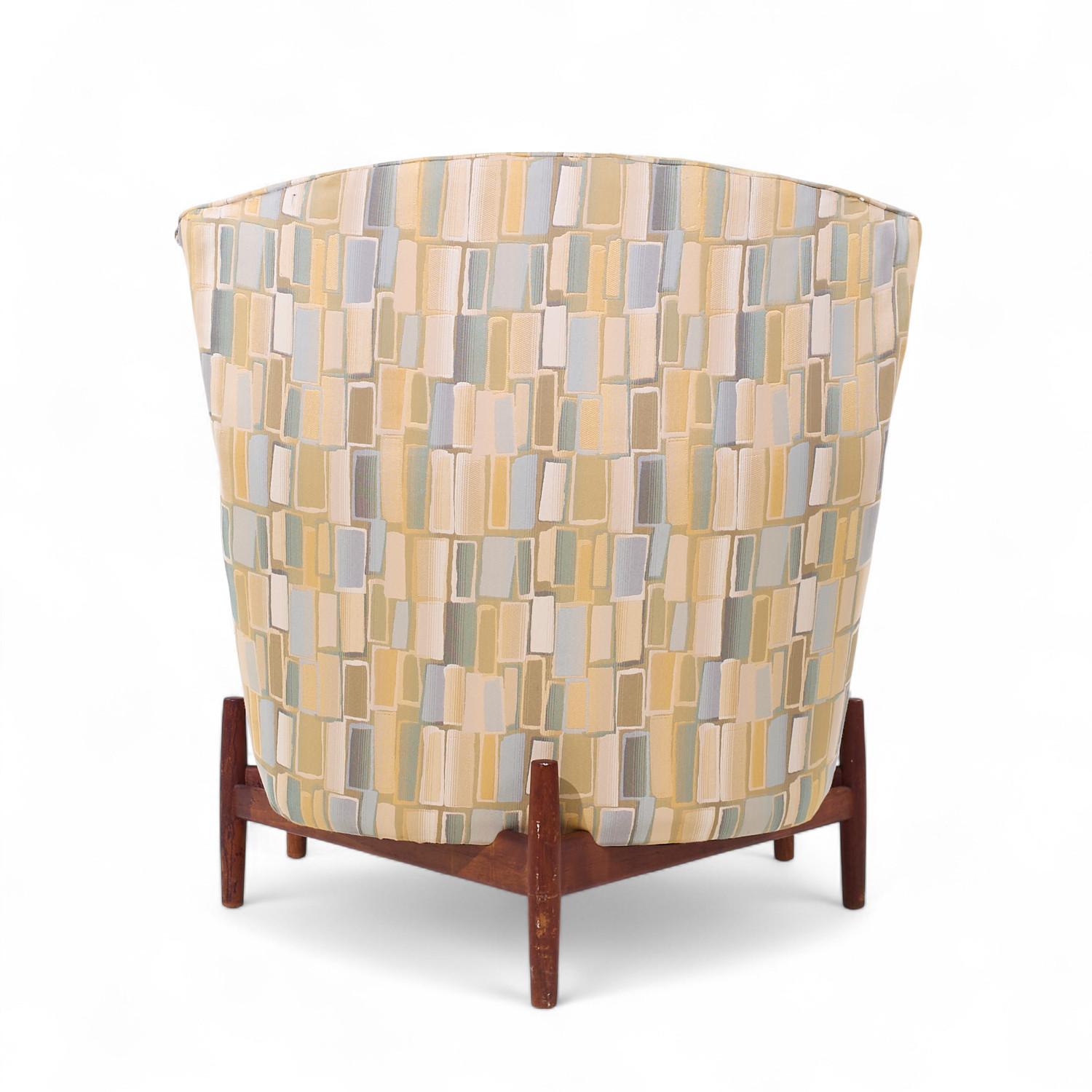 Jens Risom para Jens Risom Design Silla grande y otomana de nogal de mediados de siglo siglo XX en venta