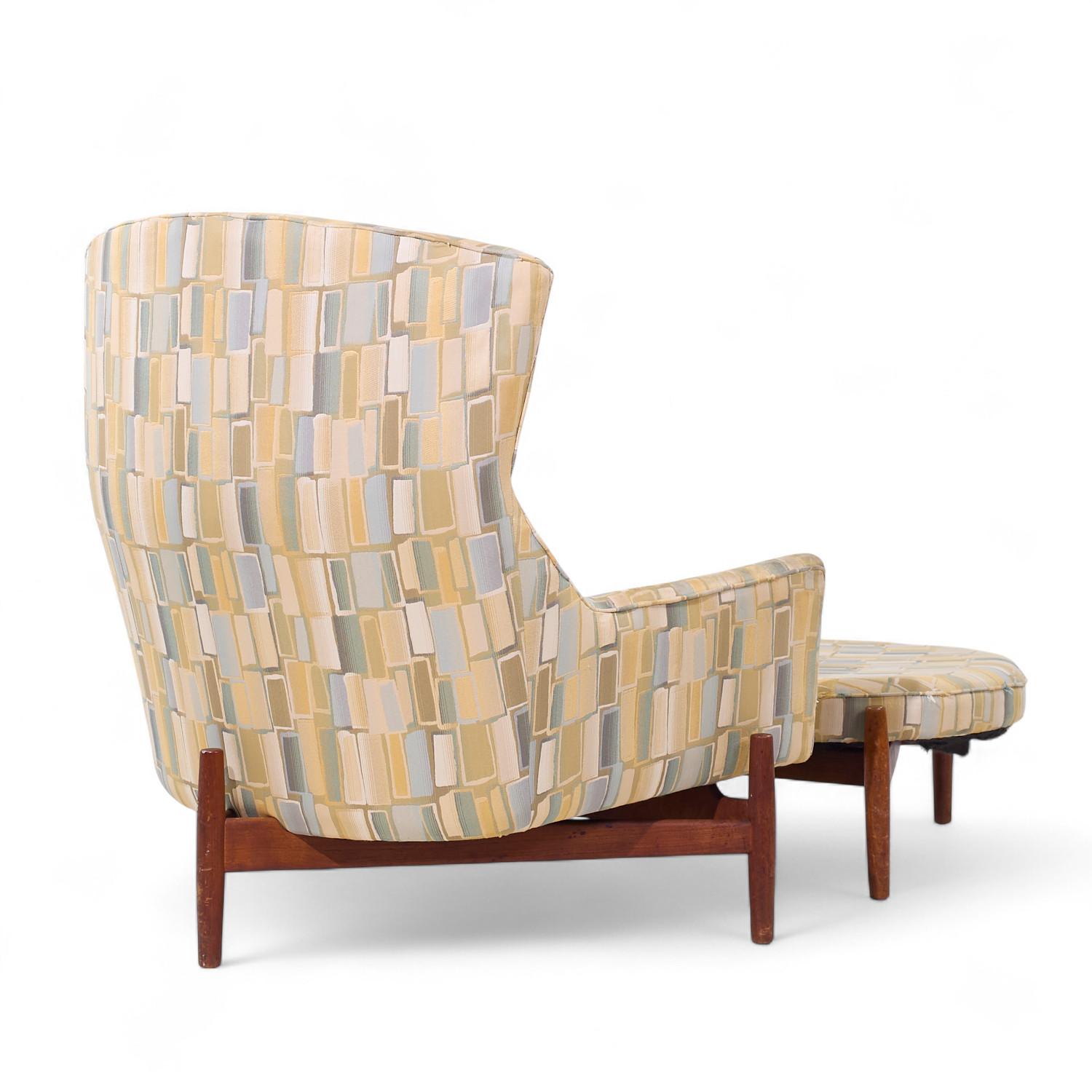 Jens Risom para Jens Risom Design Silla grande y otomana de nogal de mediados de siglo Tapicería en venta