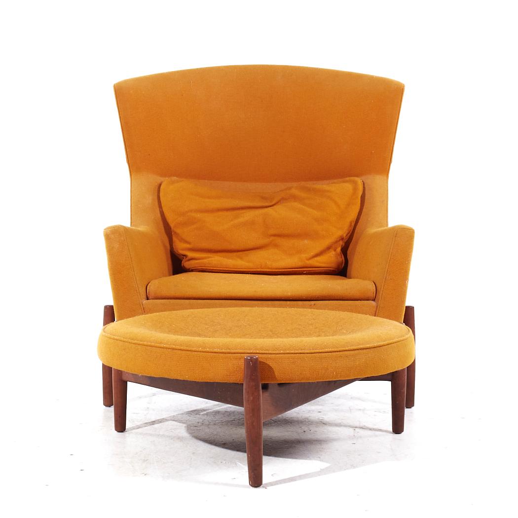 Jens Risom für Jens Risom Design Mid Century Nussbaum Big Chair mit Ottomane

Der Stuhl misst: 37,5 breit x 37,5 tief x 42 hoch, mit einer Sitzhöhe von 15 Zoll und Armhöhe/Stuhlabstand von 21,75 Zoll
Die Ottomane misst: 34 breit x 34 tief x 13 Zoll