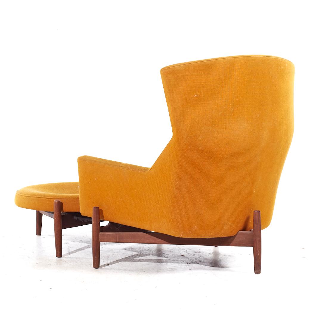 Jens Risom für Jens Risom Design Mid Century Nussbaum Big Chair mit Ottomane (20. Jahrhundert) im Angebot