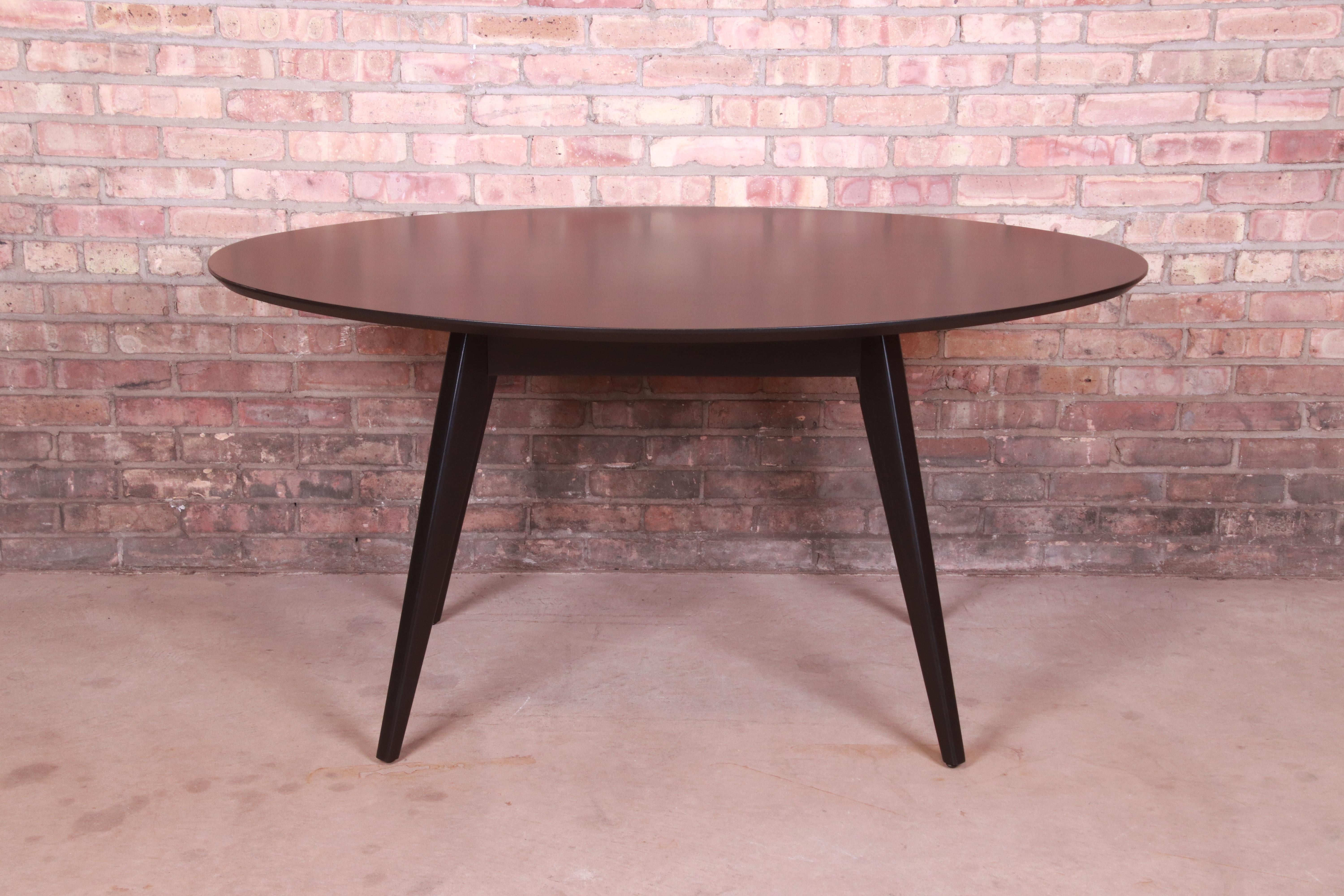 A sleek and stylish black lacquered walnut Mid-Century Modern dining or game table

By Jens Risom for Knoll,

USA, 20th Century

Measures: 57