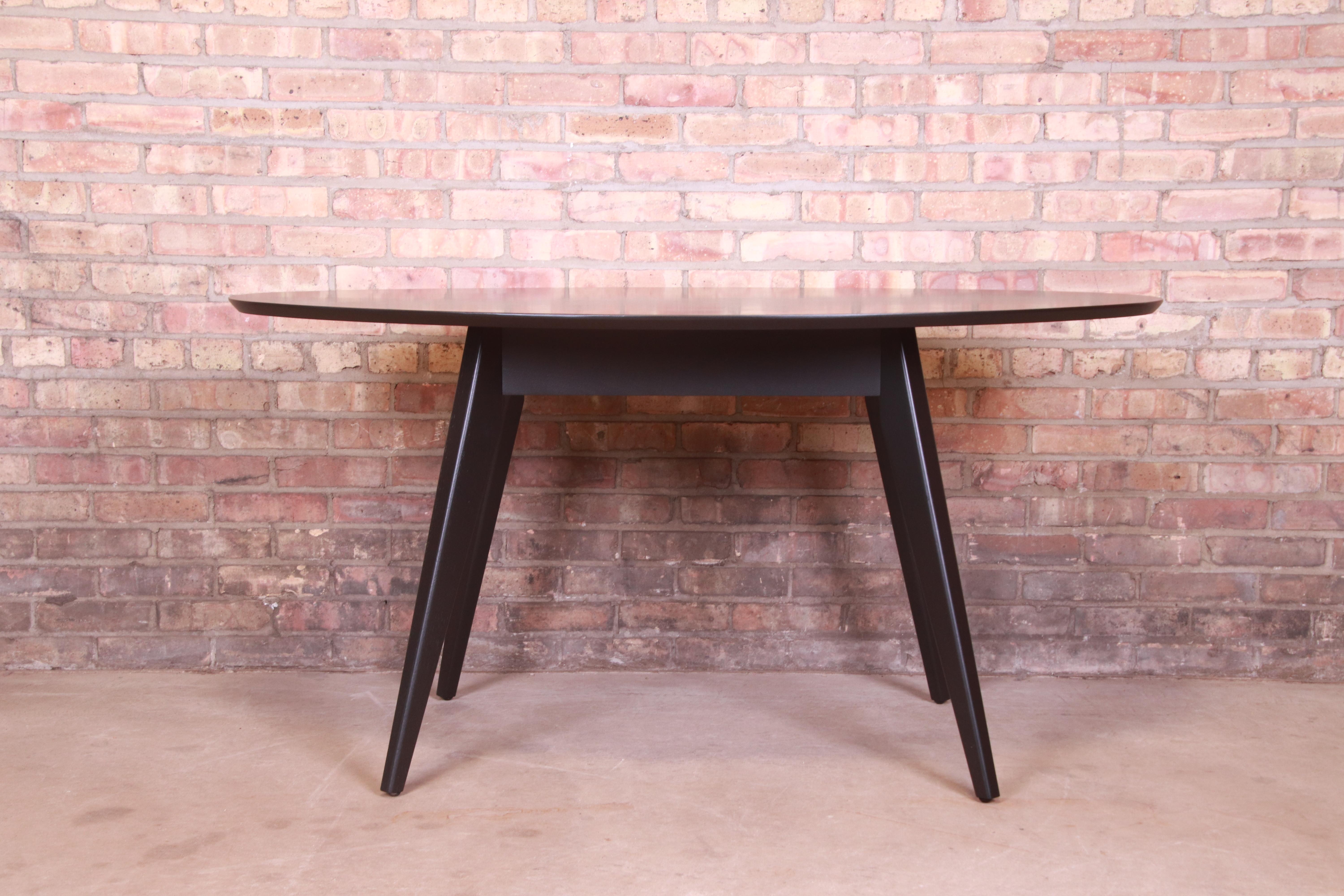 A sleek and stylish black lacquered walnut Mid-Century Modern dining or game table

By Jens Risom for Knoll

USA, 20th century

Measures: 57